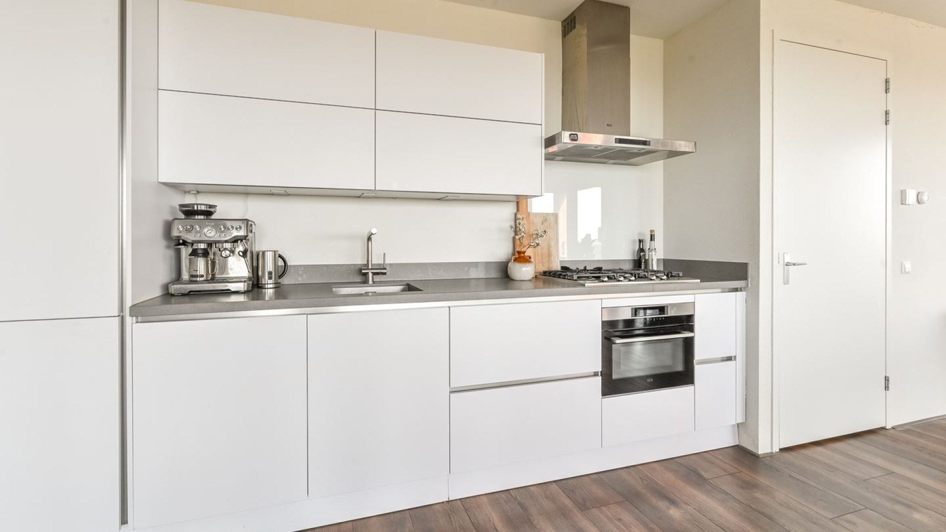 Verslavingsdeskundige Bram Bakker verkoopt zijn appartement met vette winst. Zie foto's 8