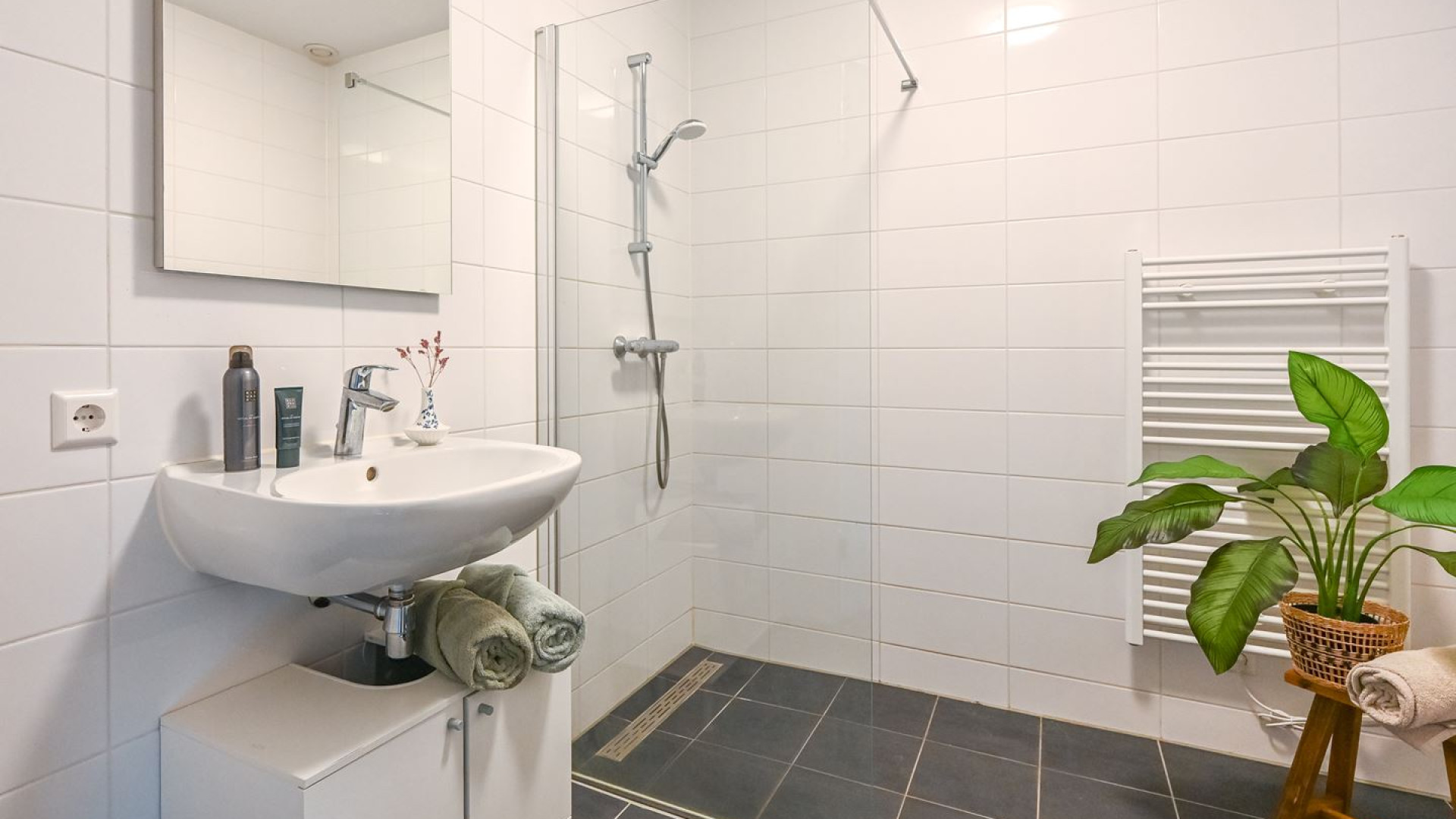 Verslavingsdeskundige Bram Bakker verkoopt zijn appartement met vette winst. Zie foto's 12