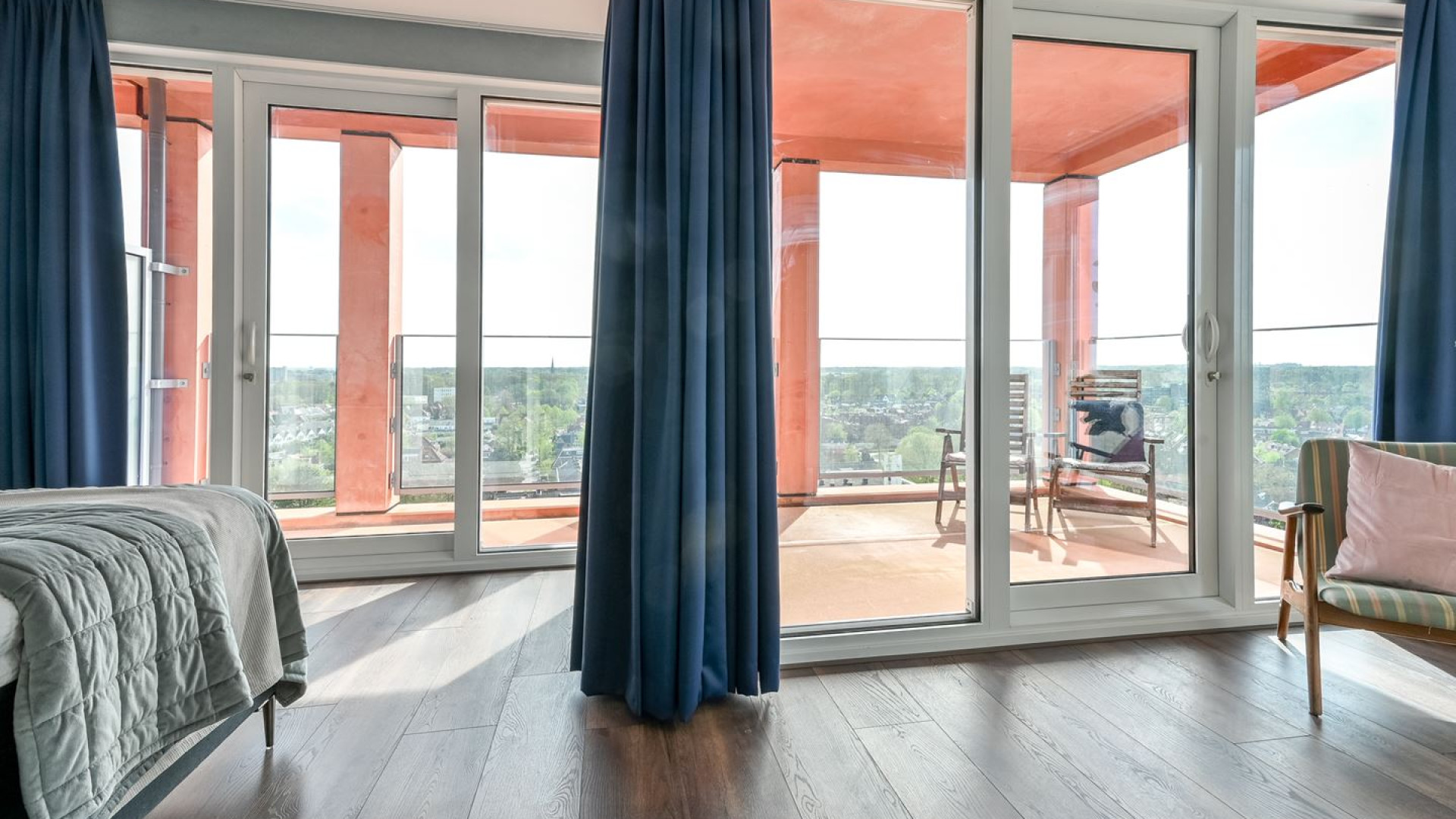 Verslavingsdeskundige Bram Bakker verkoopt zijn appartement met vette winst. Zie foto's 14