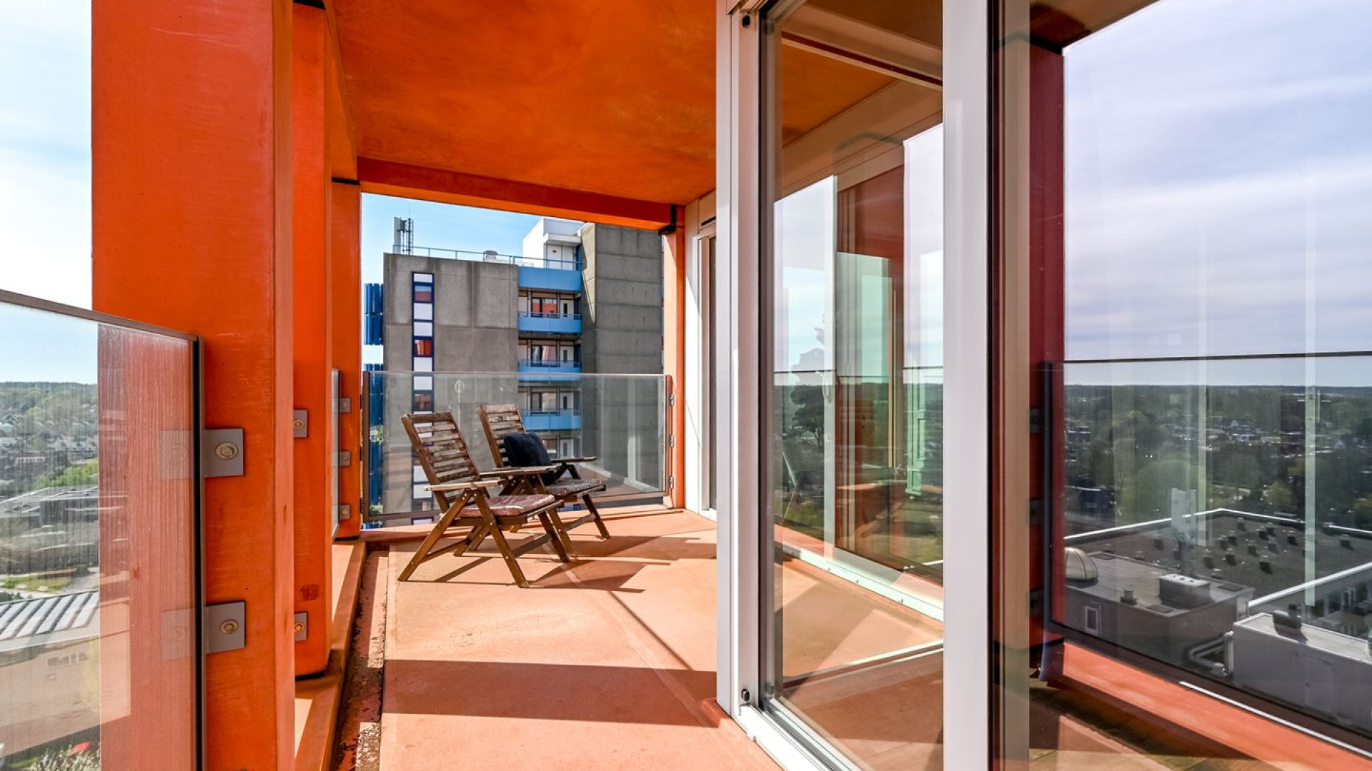 Verslavingsdeskundige Bram Bakker verkoopt zijn appartement met vette winst. Zie foto's 16