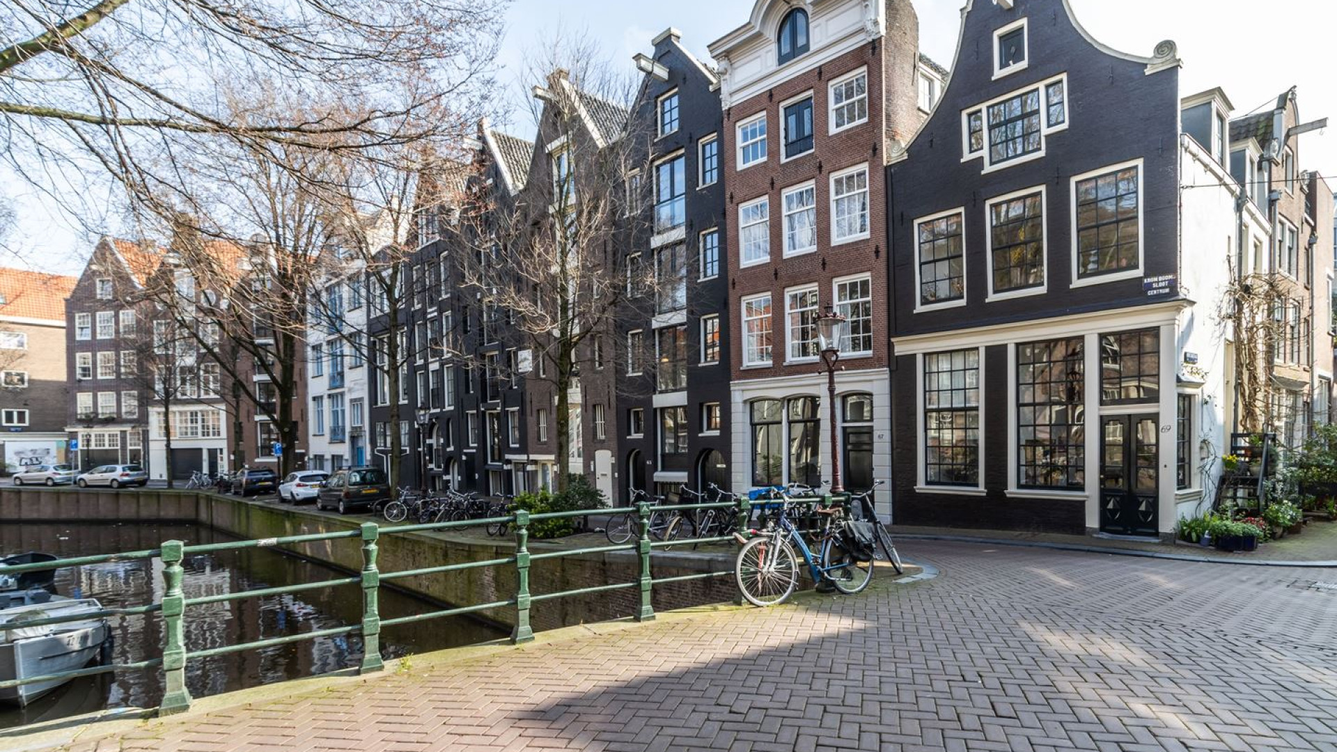 Amsterdamse grachtenpand overleden Henny Vrienten van Doe Maar te koop gezet. Zie foto's 2