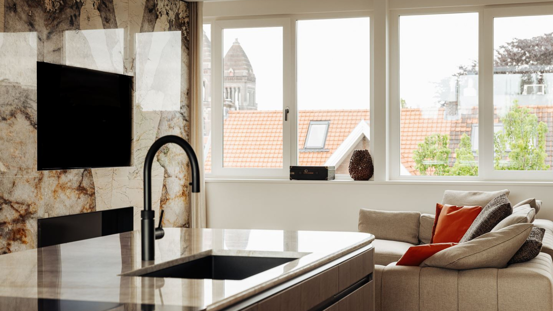 Kim Boekhoorn, dochter van miljardair Marcel Boekhoorn, aast op miljoenenwinst na verkoop penthouse. Zie foto's 6
