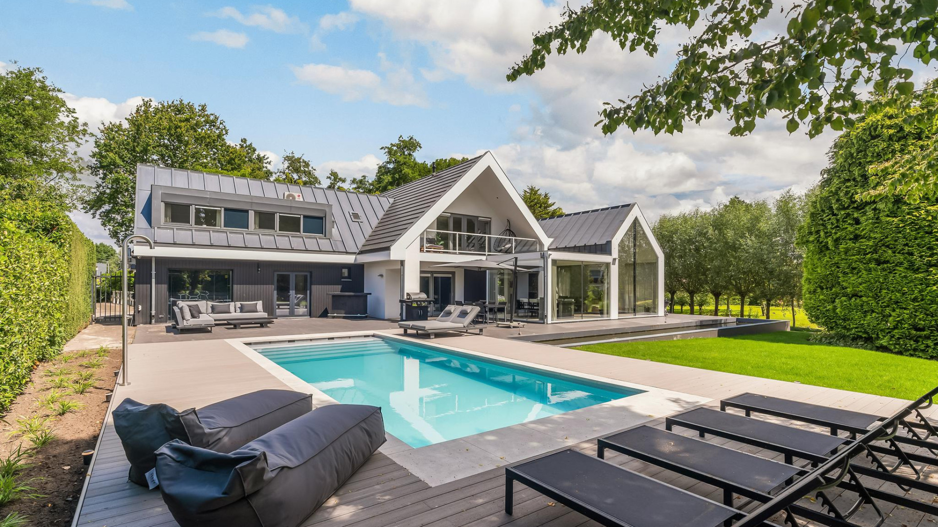 VERKOCHT: Gio Latooy ziet half miljoen winst aan zijn neus voorbij gaan. Zie foto's 2