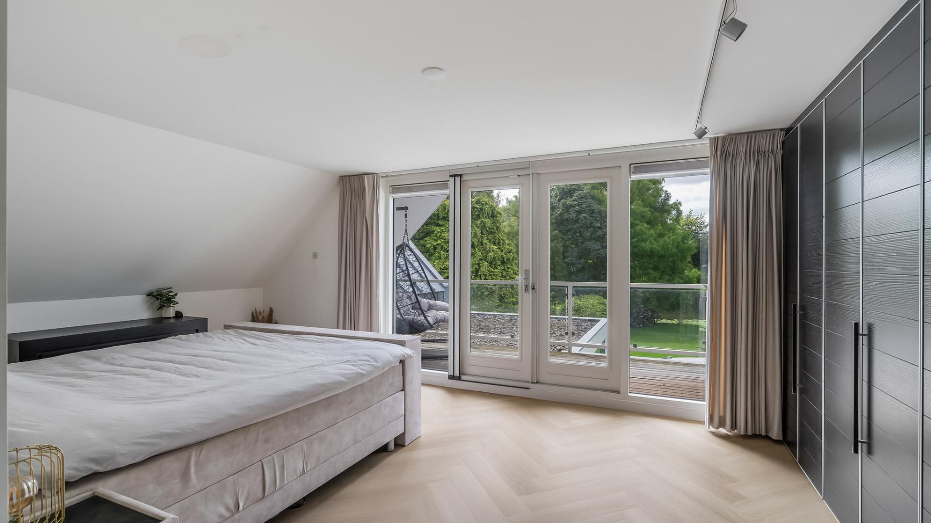 VERKOCHT: Gio Latooy ziet half miljoen winst aan zijn neus voorbij gaan. Zie foto's 13
