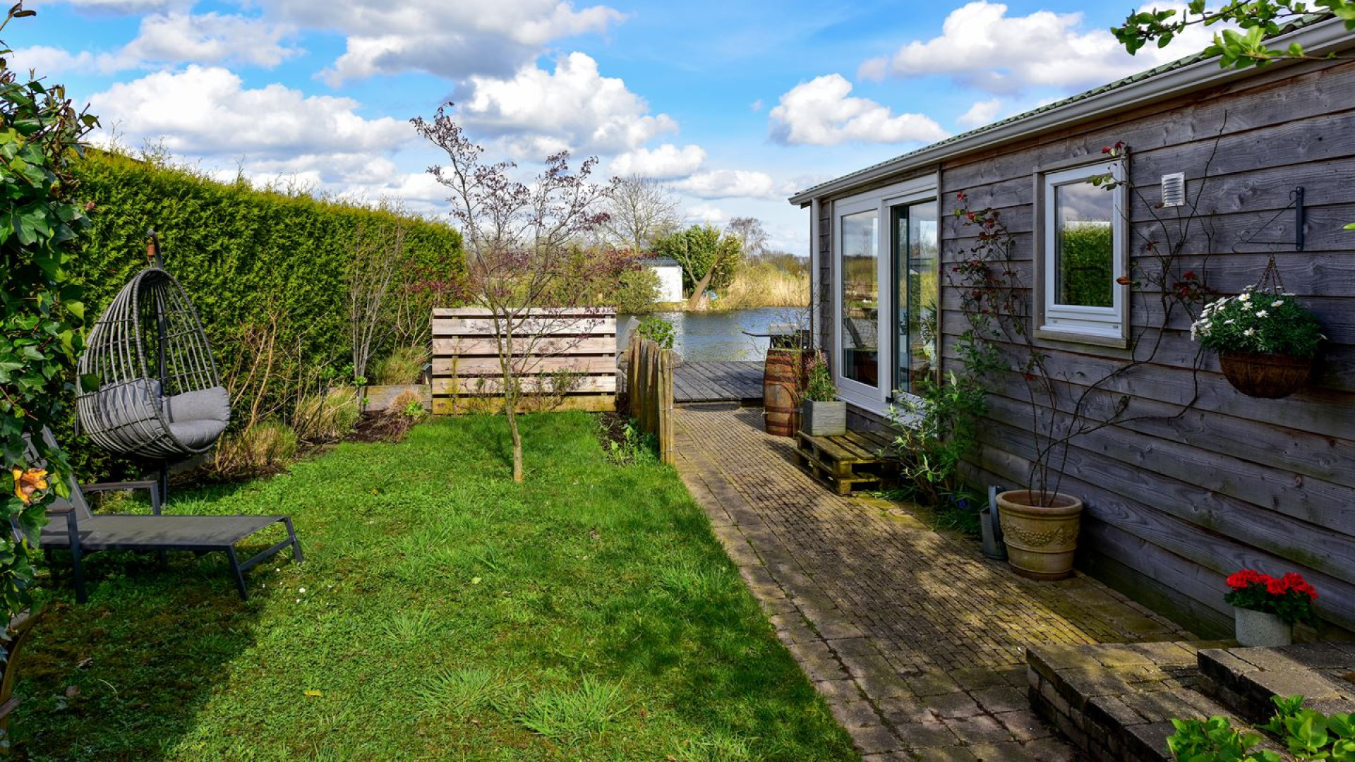 Paul de Leeuw koopt weekend huis aan de oevers van de Vecht. Zie foto's 3