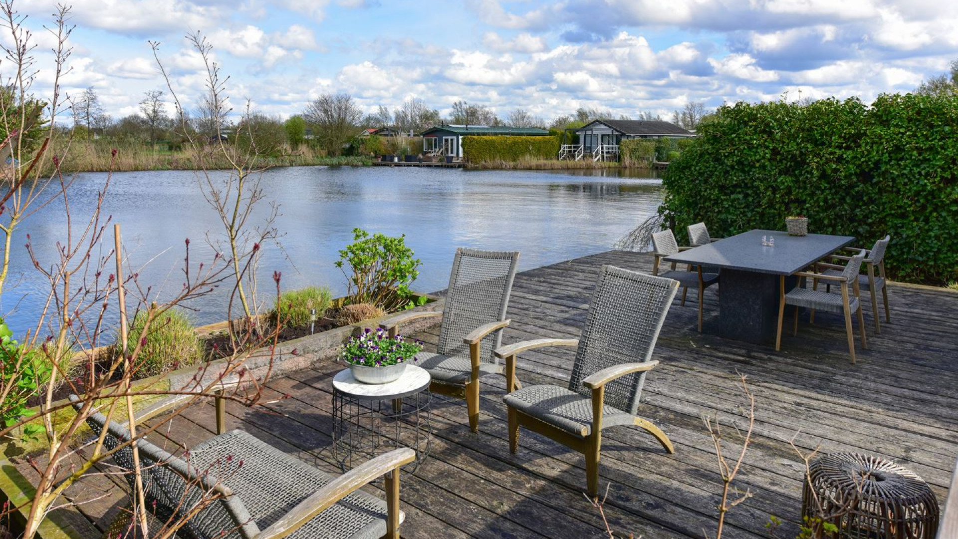 Paul de Leeuw koopt weekend huis aan de oevers van de Vecht. Zie foto's 6