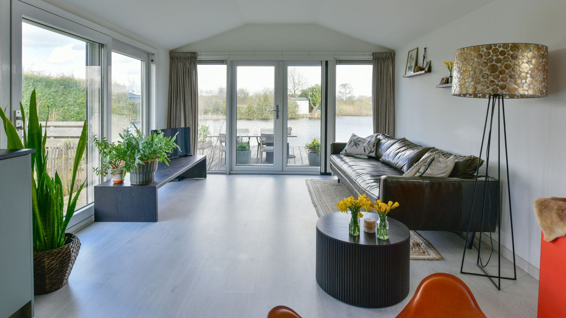 Paul de Leeuw koopt weekend huis aan de oevers van de Vecht. Zie foto's 8
