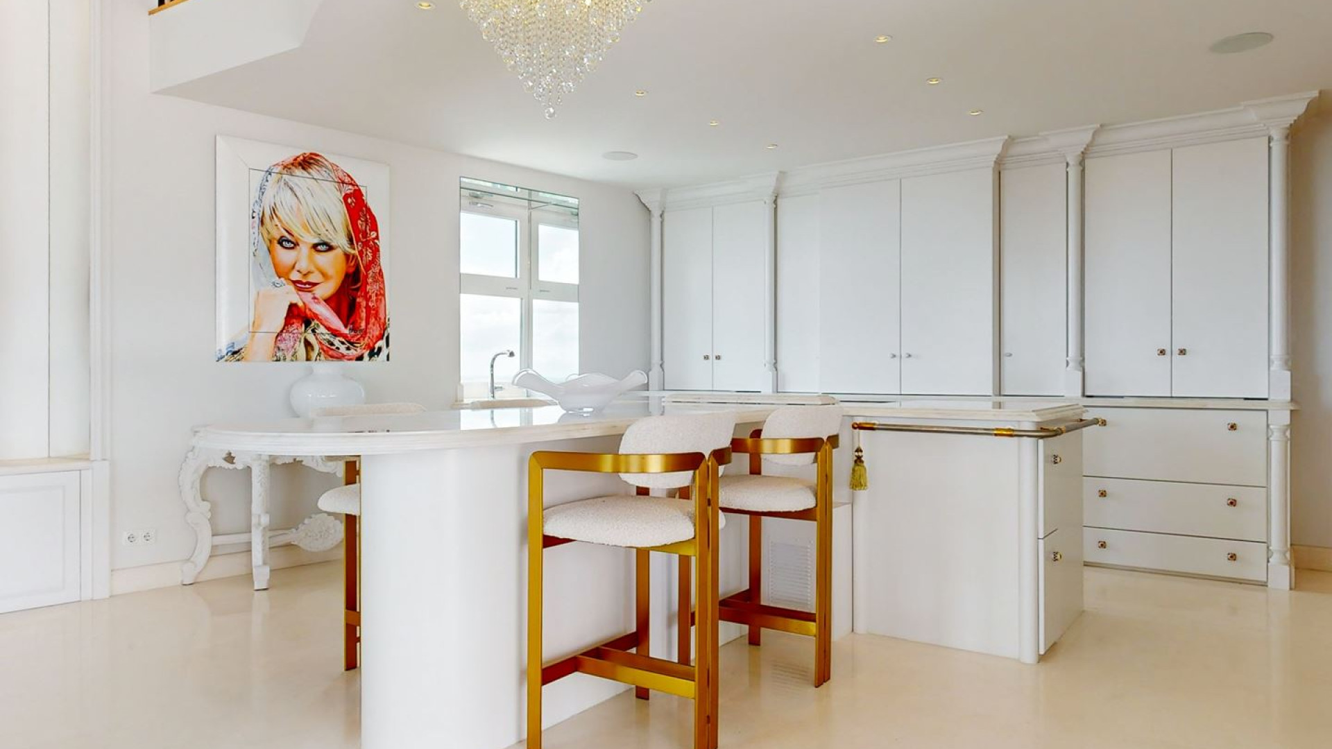 Housewife van het Zuiden Marjan Strijbosch geeft forse korting op haar penthouse van internationale allure. Zie foto's 5