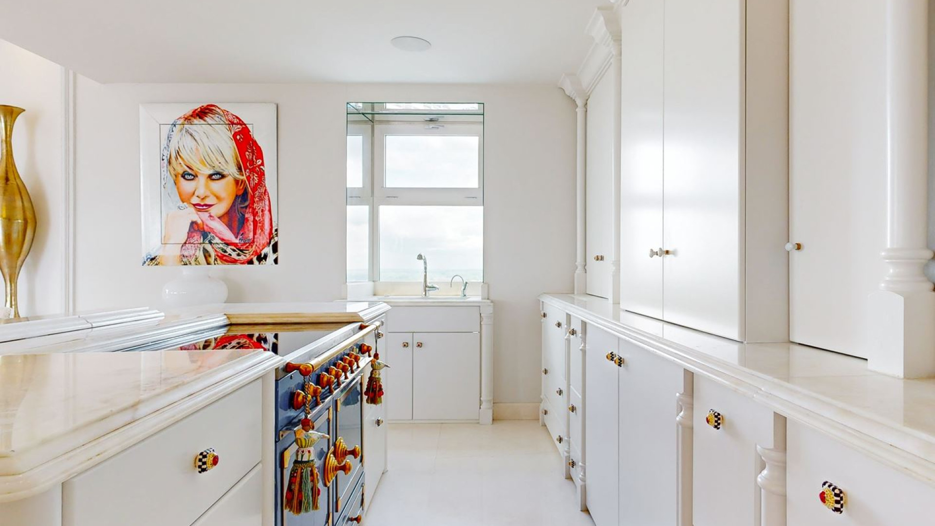 Housewife van het Zuiden Marjan Strijbosch geeft forse korting op haar penthouse van internationale allure. Zie foto's 6