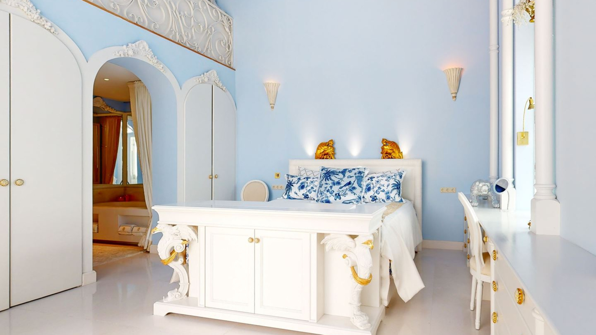 Housewife van het Zuiden Marjan Strijbosch geeft forse korting op haar penthouse van internationale allure. Zie foto's 8