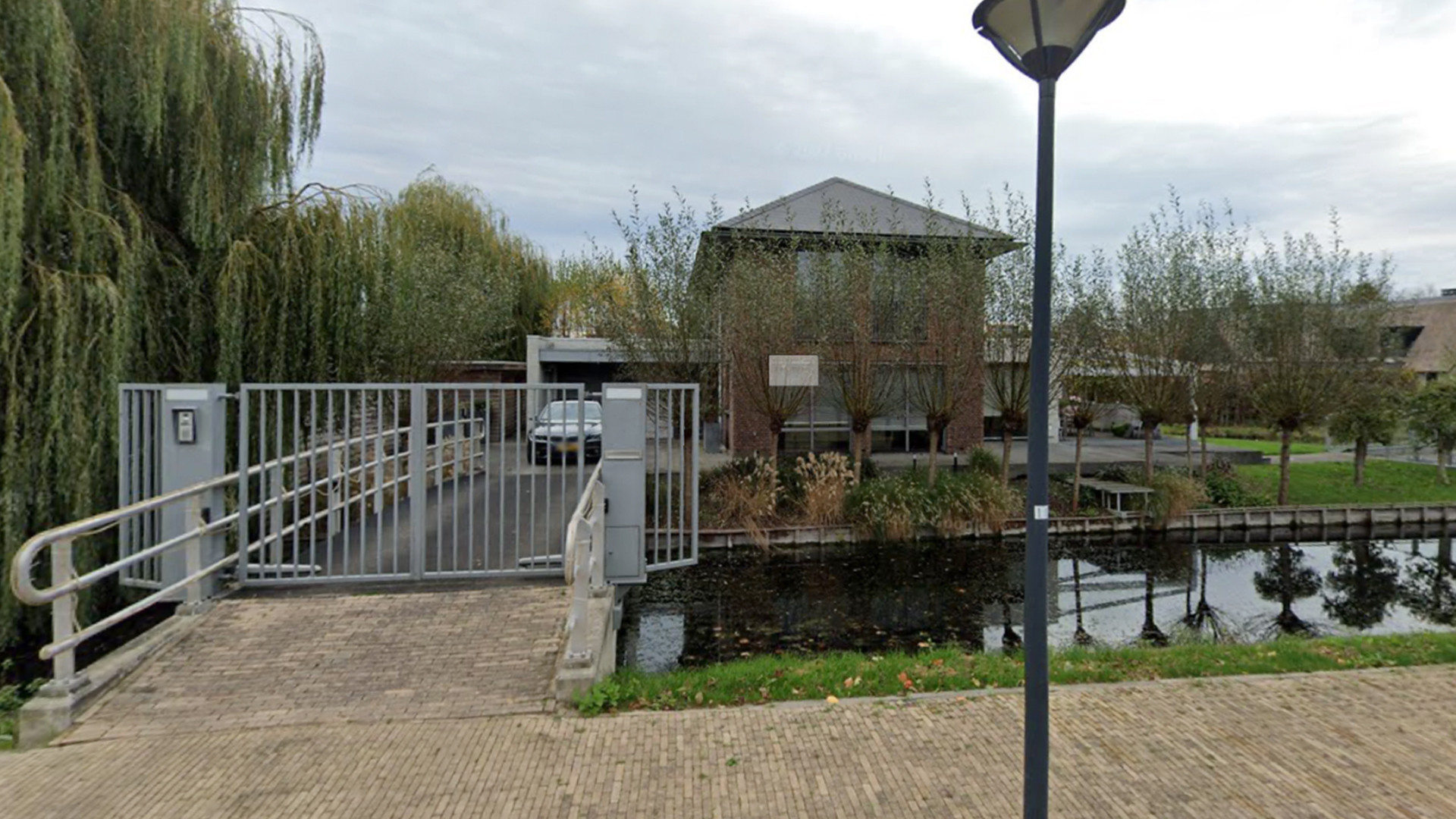 Ronnie Flex koopt op schiereiland gelegen vrijstaande villa met eigen brug! Zie beelden 2