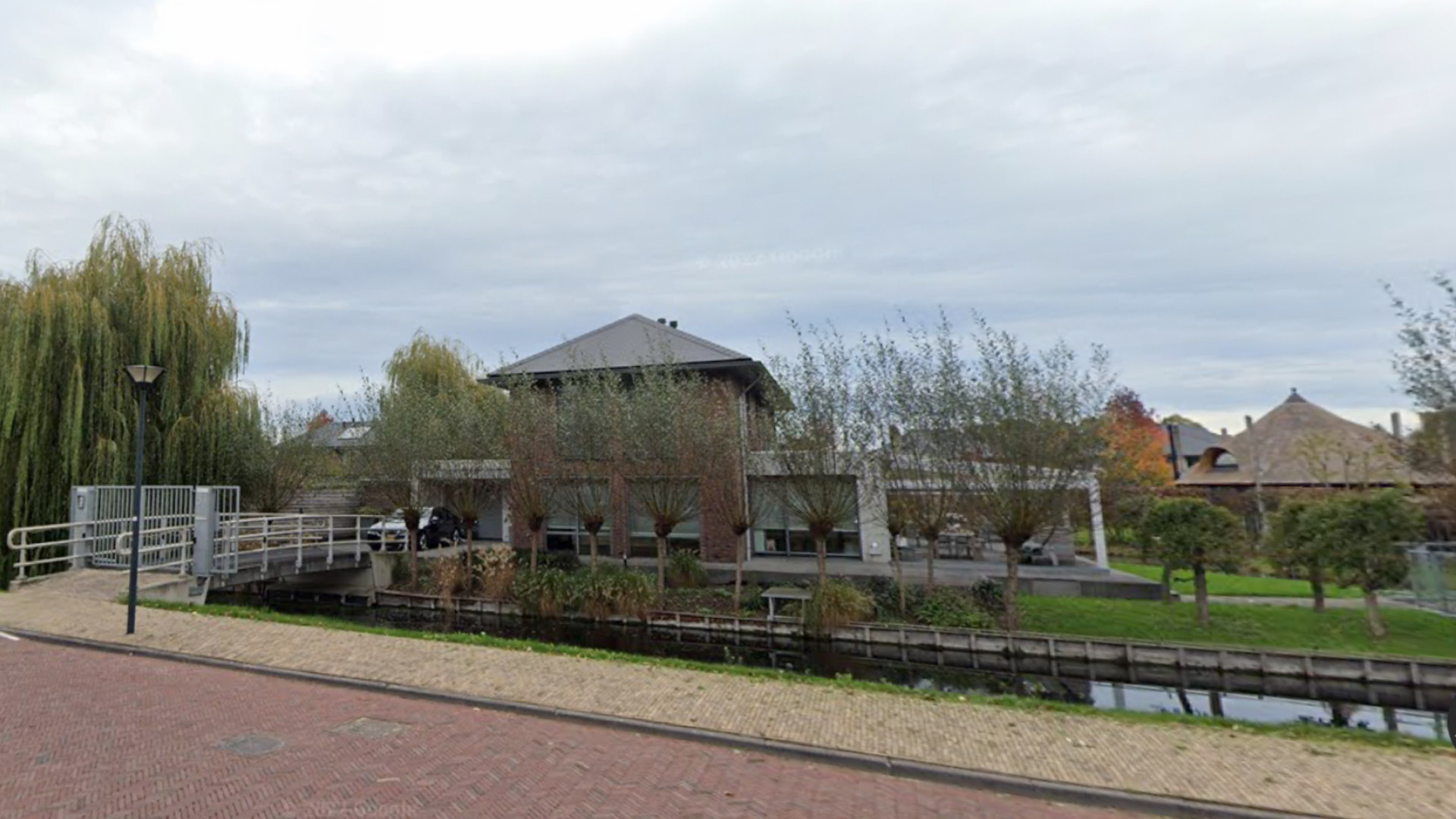 Ronnie Flex koopt op schiereiland gelegen vrijstaande villa met eigen brug! Zie beelden 3