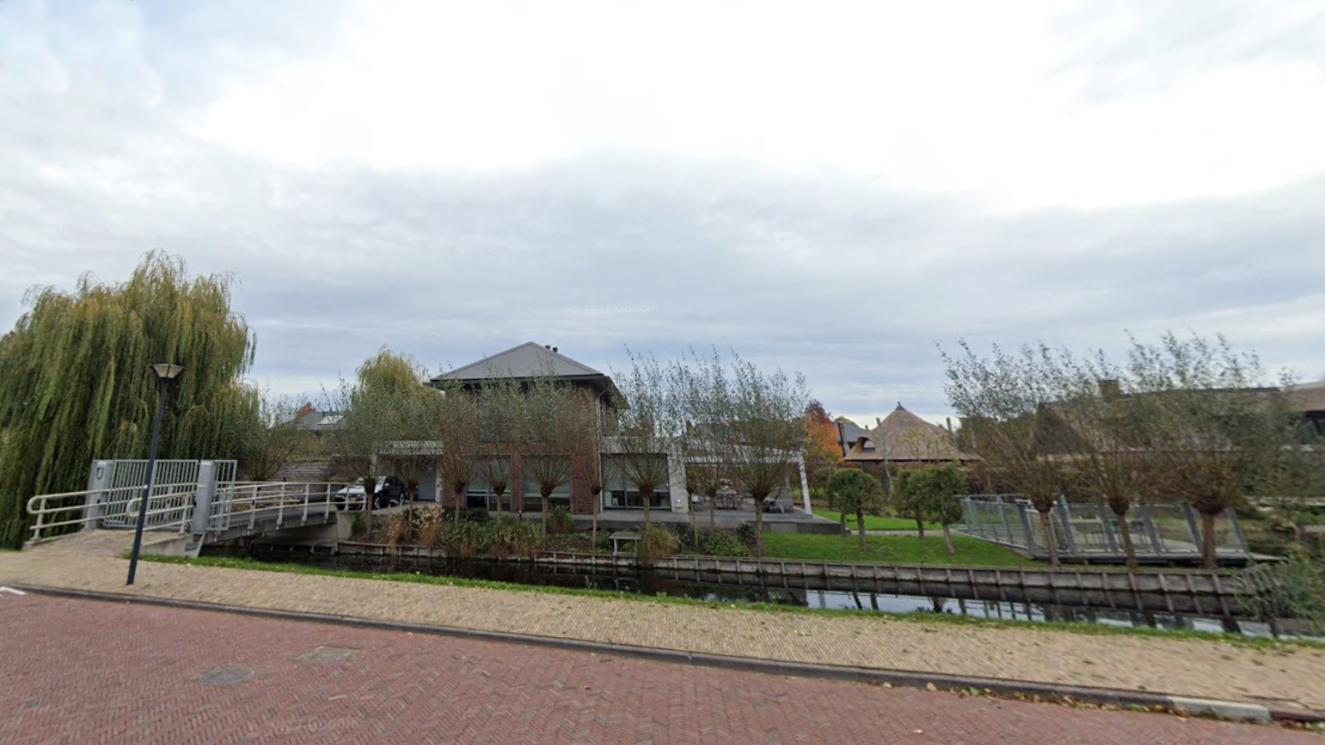 Ronnie Flex koopt op schiereiland gelegen vrijstaande villa met eigen brug! Zie beelden 4