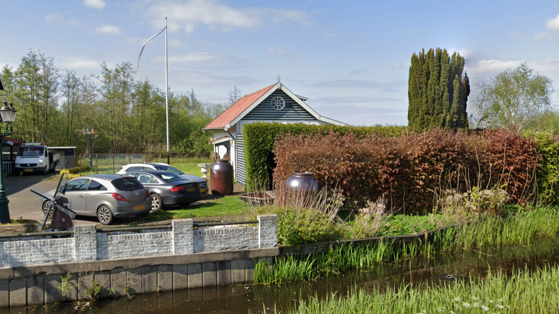 Schrijfster Patty Harpenau moet na ontvangst van vette bonus gedwongen dit huis te verlaten. Zie foto's 2