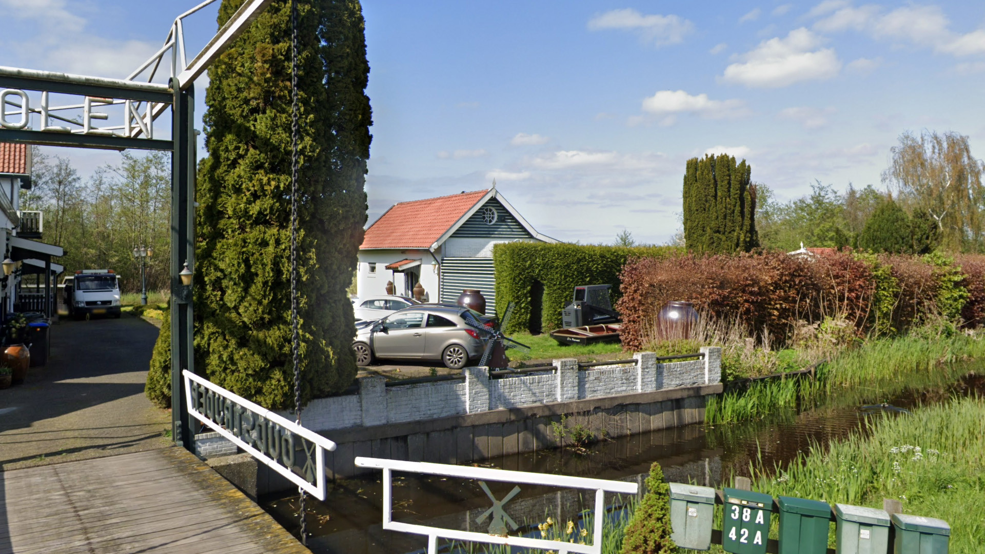 Schrijfster Patty Harpenau moet na ontvangst van vette bonus gedwongen dit huis te verlaten. Zie foto's 3
