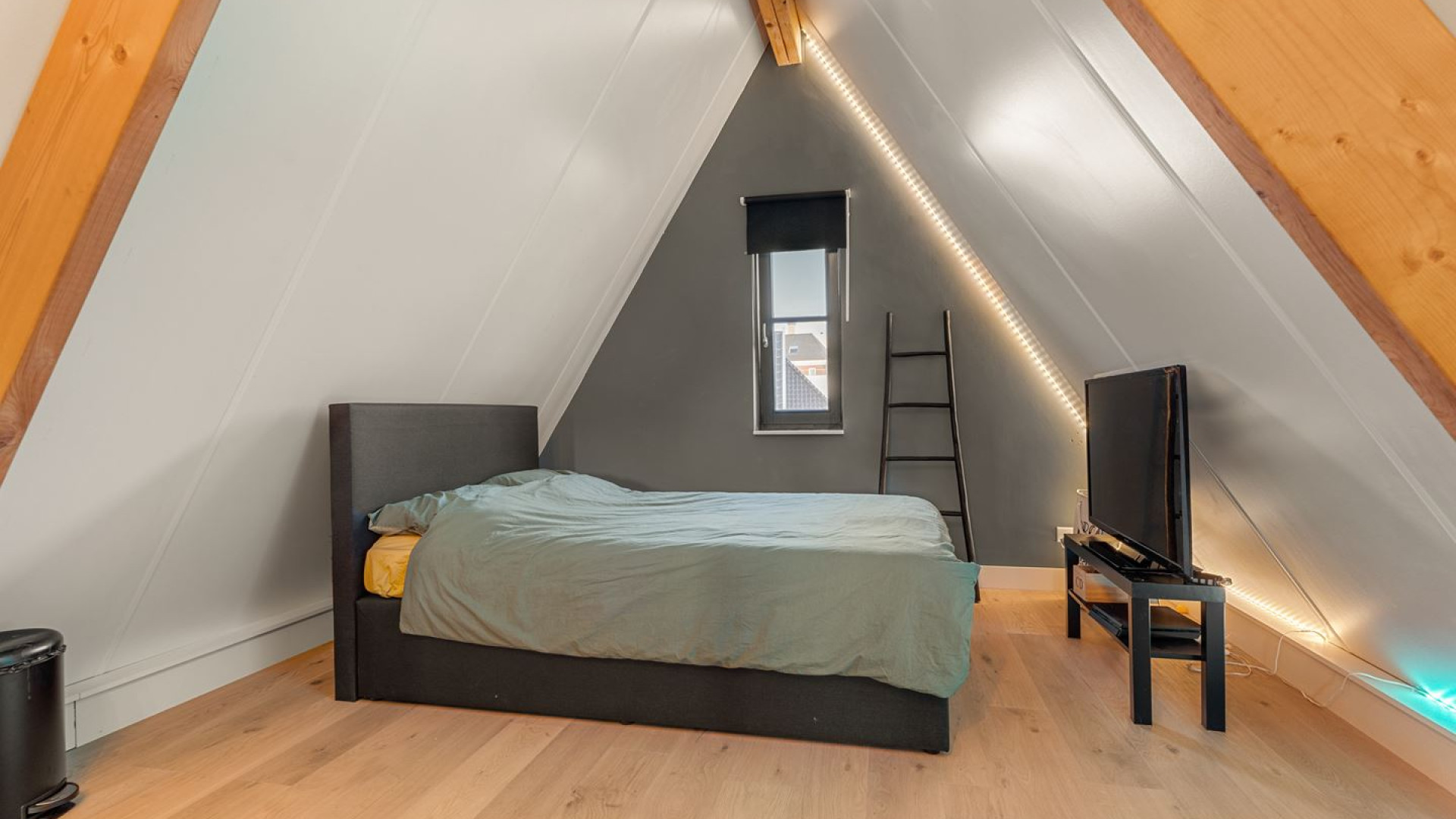 VERKOCHT: TV makelaar Alex van Keulen van Kopen Zonder Kijken maakt vette winst op zijn verkochte villa. Zie foto's 17