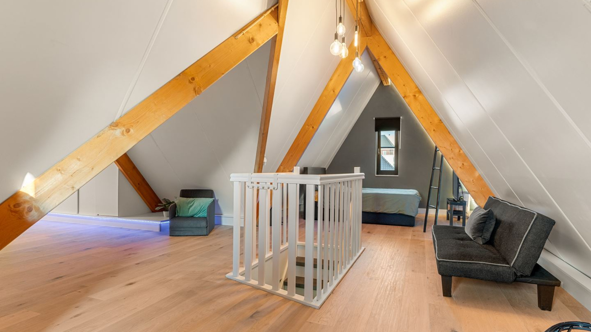 VERKOCHT: TV makelaar Alex van Keulen van Kopen Zonder Kijken maakt vette winst op zijn verkochte villa. Zie foto's 18
