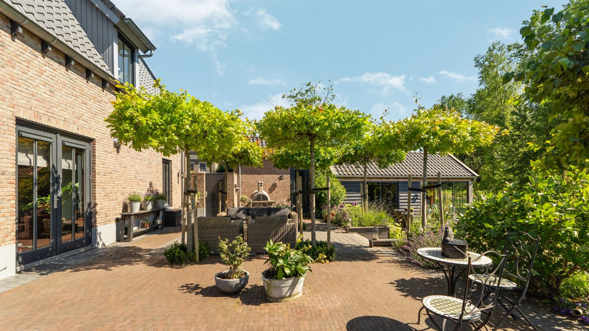 VERKOCHT: TV makelaar Alex van Keulen van Kopen Zonder Kijken maakt vette winst op zijn verkochte villa. Zie foto's 22