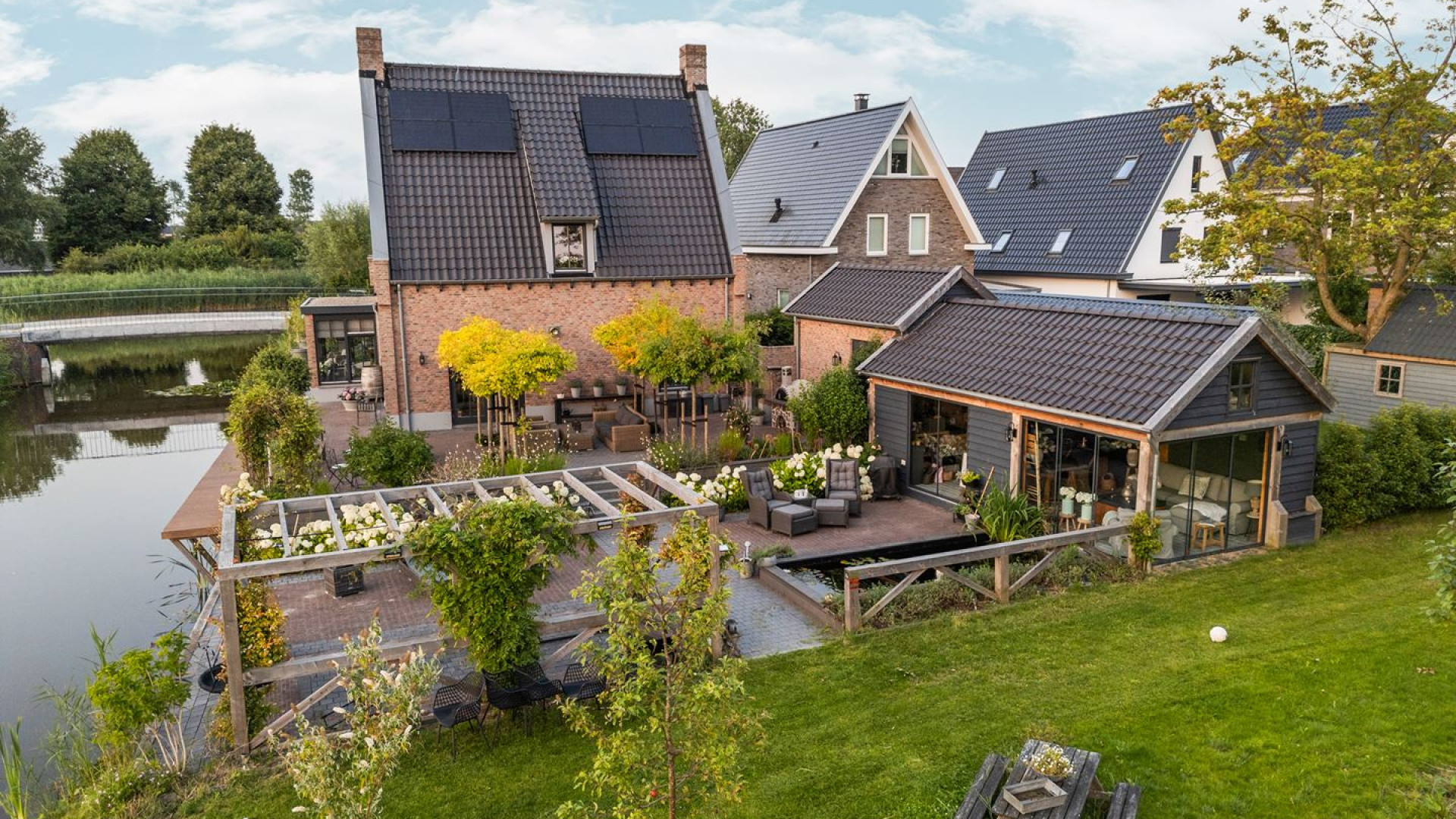 VERKOCHT: TV makelaar Alex van Keulen van Kopen Zonder Kijken maakt vette winst op zijn verkochte villa. Zie foto's 29