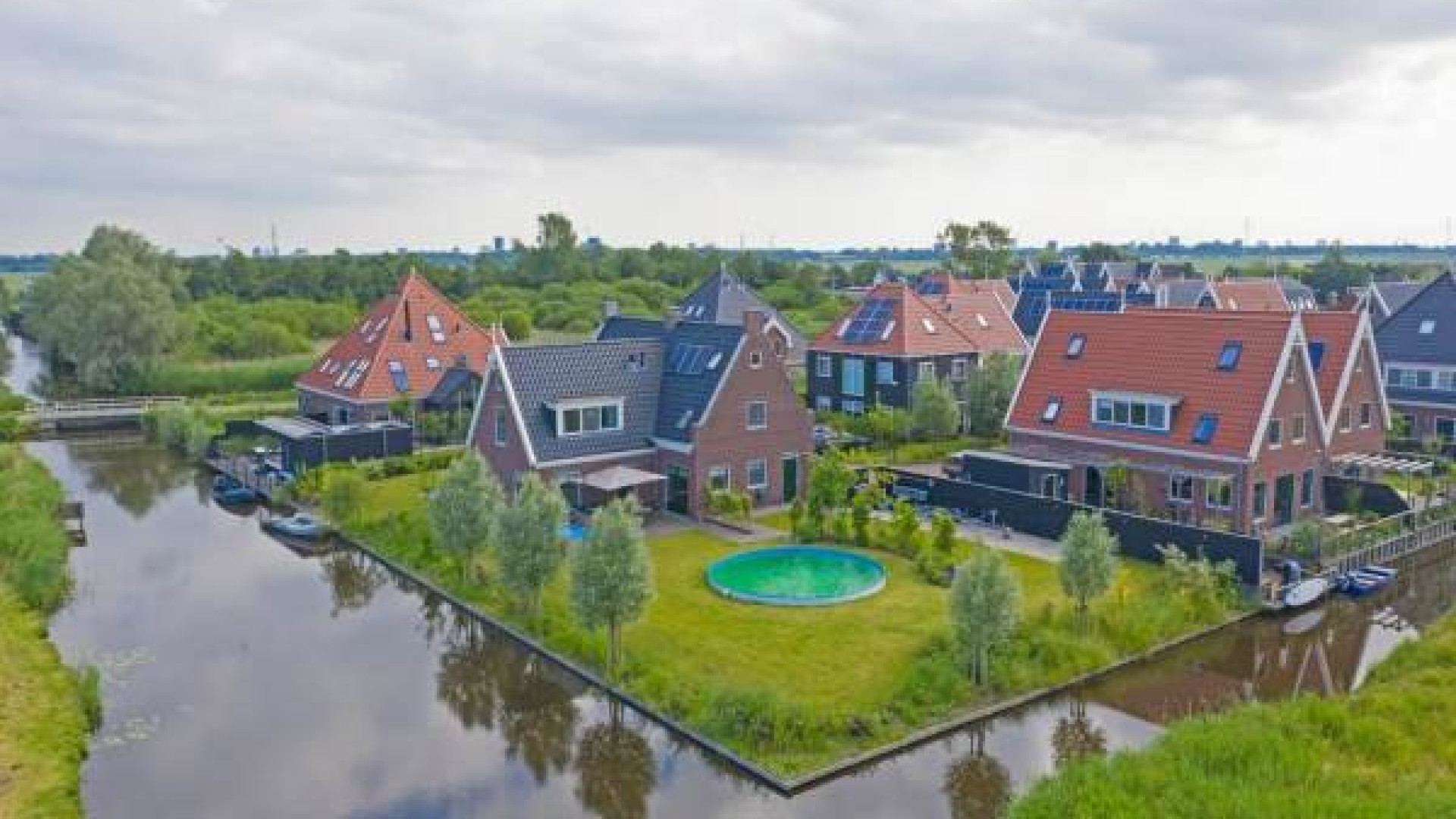 SBS presentator Jan Versteegh koopt luxe villa met vrij uitzicht en aan het water. Zie foto's 2