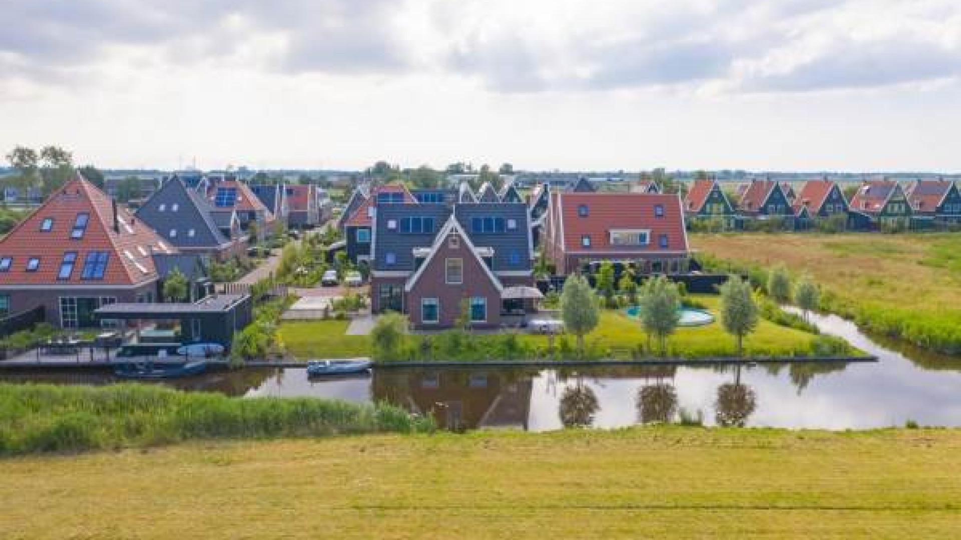 SBS presentator Jan Versteegh koopt luxe villa met vrij uitzicht en aan het water. Zie foto's 3