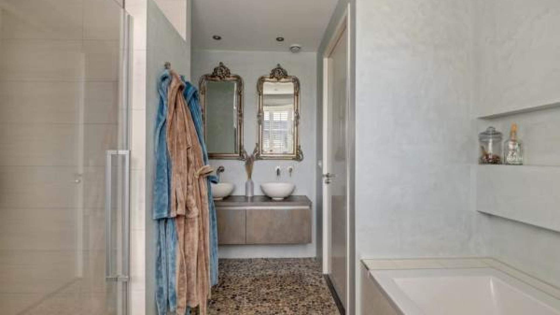 SBS presentator Jan Versteegh koopt luxe villa met vrij uitzicht en aan het water. Zie foto's 17