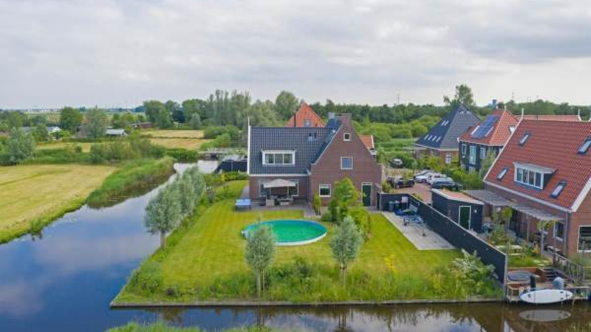 SBS presentator Jan Versteegh koopt luxe villa met vrij uitzicht en aan het water. Zie foto's 23