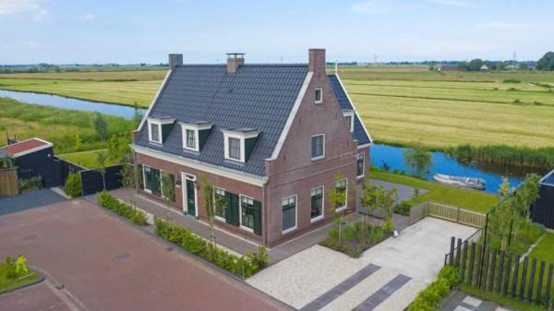 SBS presentator Jan Versteegh koopt luxe villa met vrij uitzicht en aan het water. Zie foto's 24