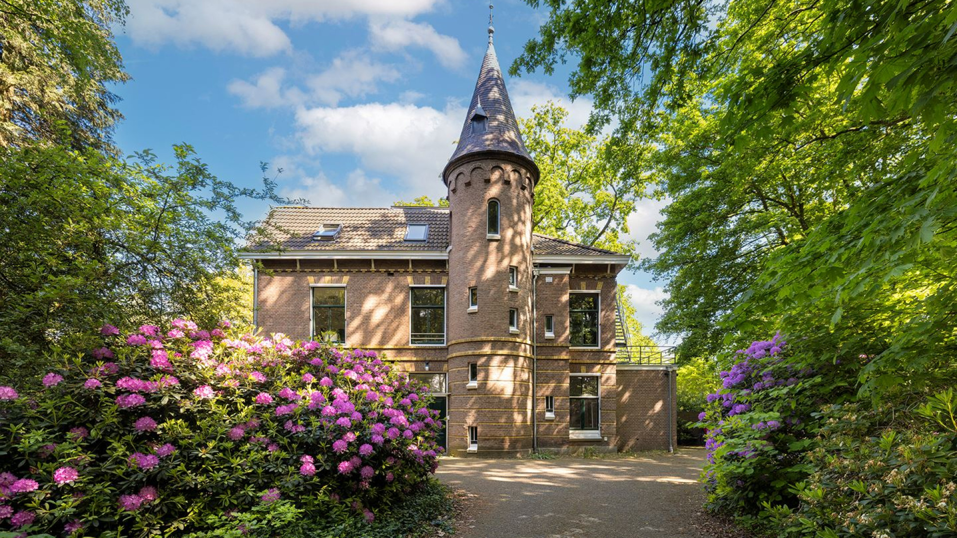 Nieuwe liefde van Marianne Timmer zet zijn kasteelachtige villa te koop. ZIe foto's 2