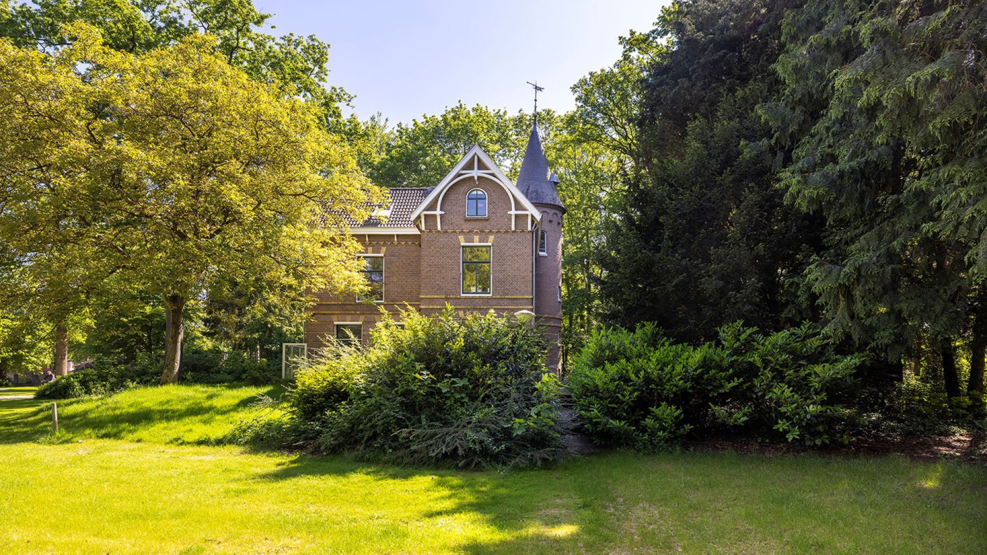 Nieuwe liefde van Marianne Timmer zet zijn kasteelachtige villa te koop. ZIe foto's 3