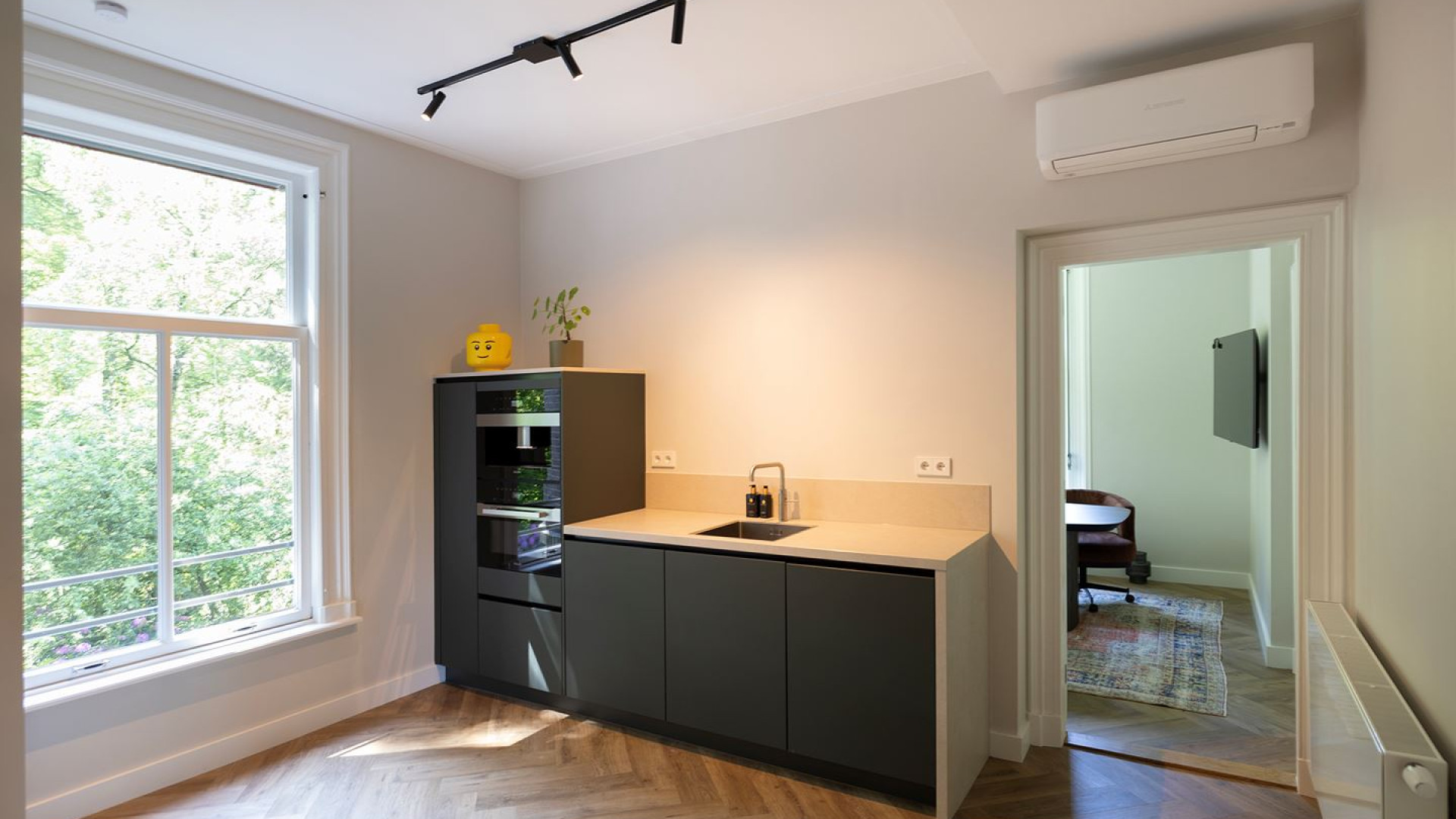 Nieuwe liefde van Marianne Timmer zet zijn kasteelachtige villa te koop. ZIe foto's 8