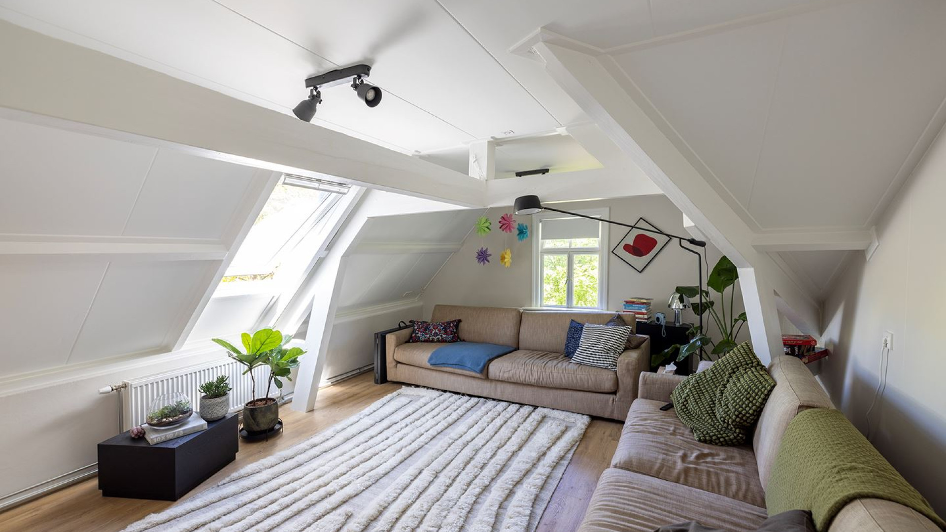 Nieuwe liefde van Marianne Timmer zet zijn kasteelachtige villa te koop. ZIe foto's 16