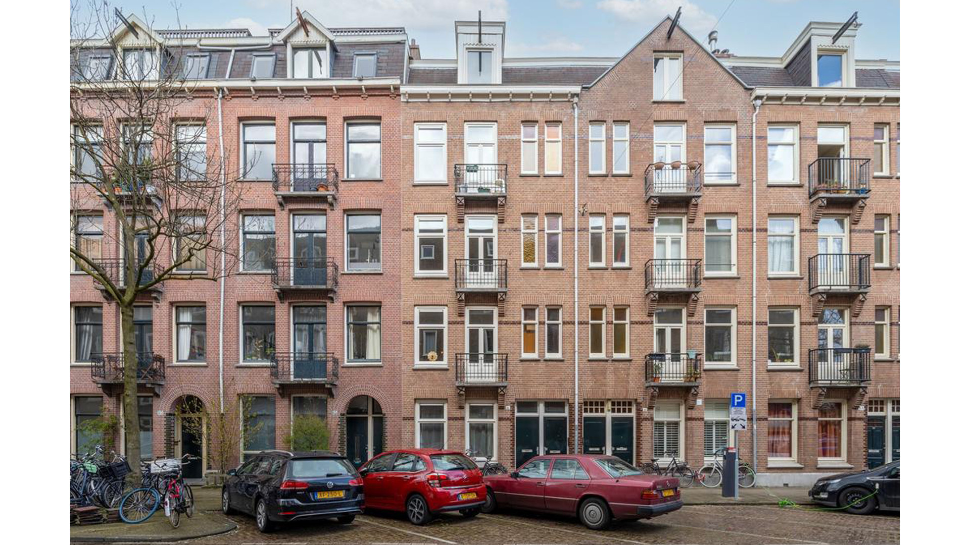 Zangeres Roxy Dekker koopt met behulp van haar vader dit knusse appartement in de Pijp. Zie foto's 2
