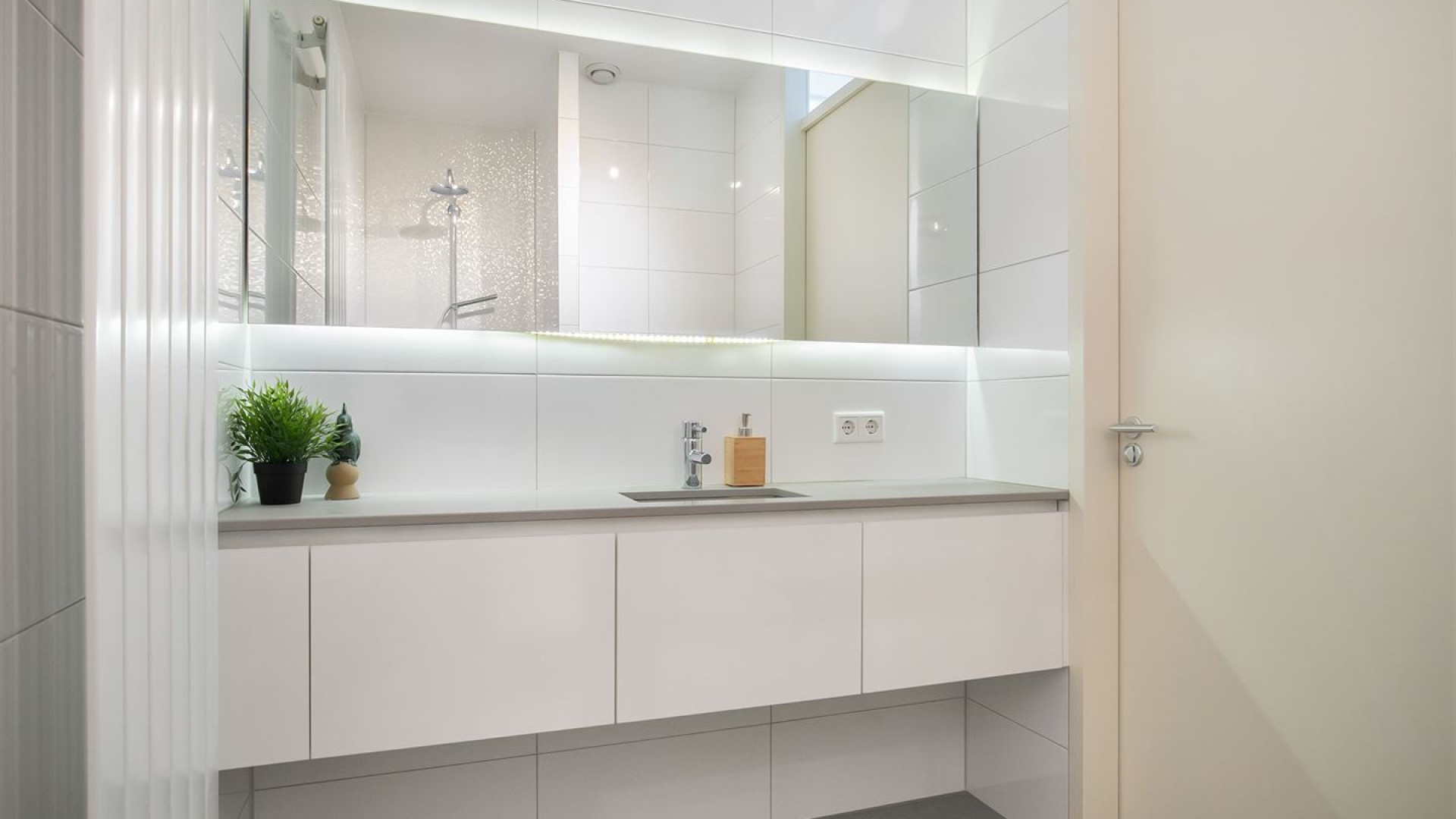 BINNENKIJKEN in de woning waar Gouden Medaille winnaar Harrie Lavreysen en zijn vriendin Noor wonen. Zie foto's 19