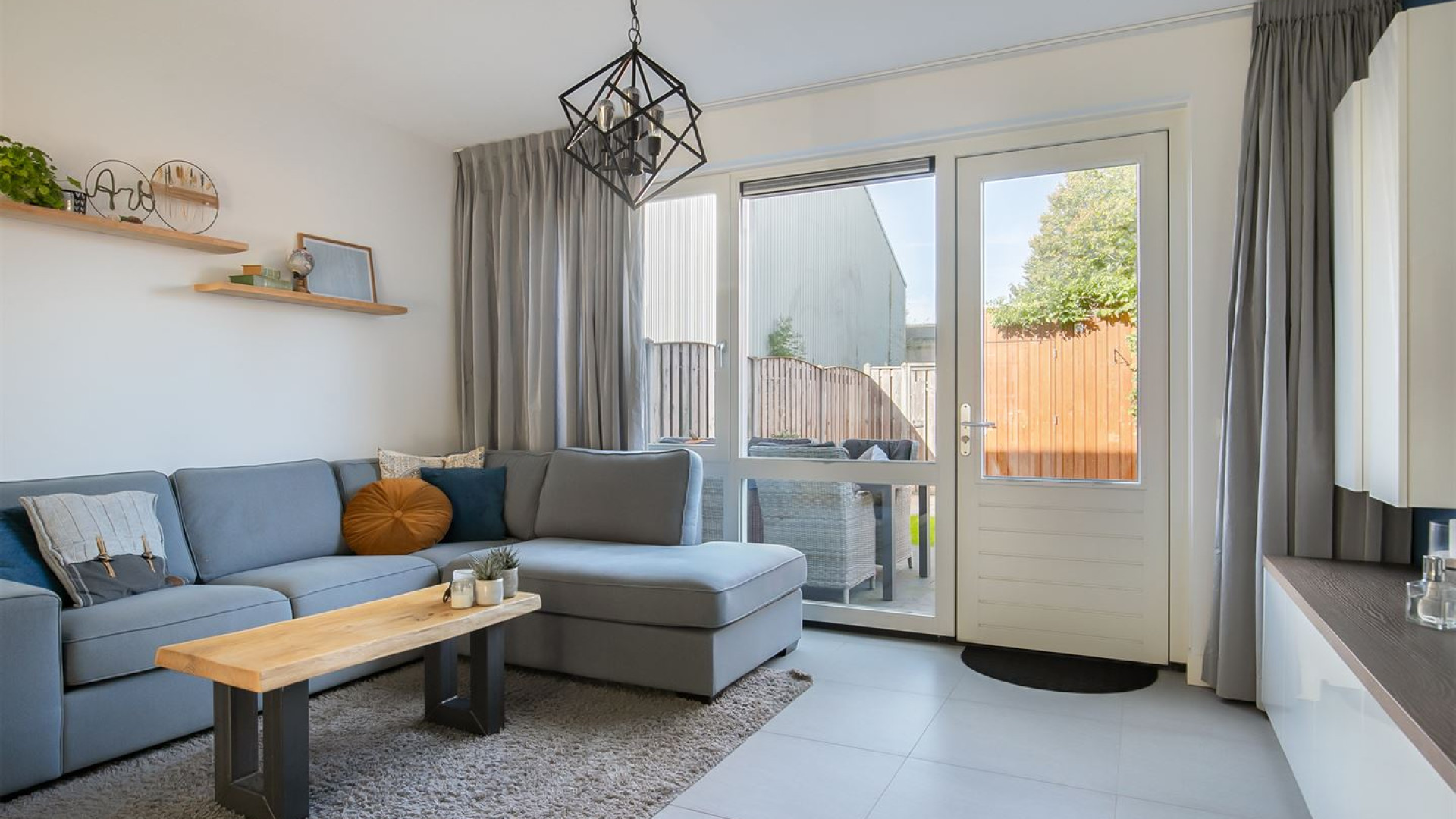 BINNENKIJKEN in de woning waar Gouden Medaille winnaar Harrie Lavreysen en zijn vriendin Noor wonen. Zie foto's 4