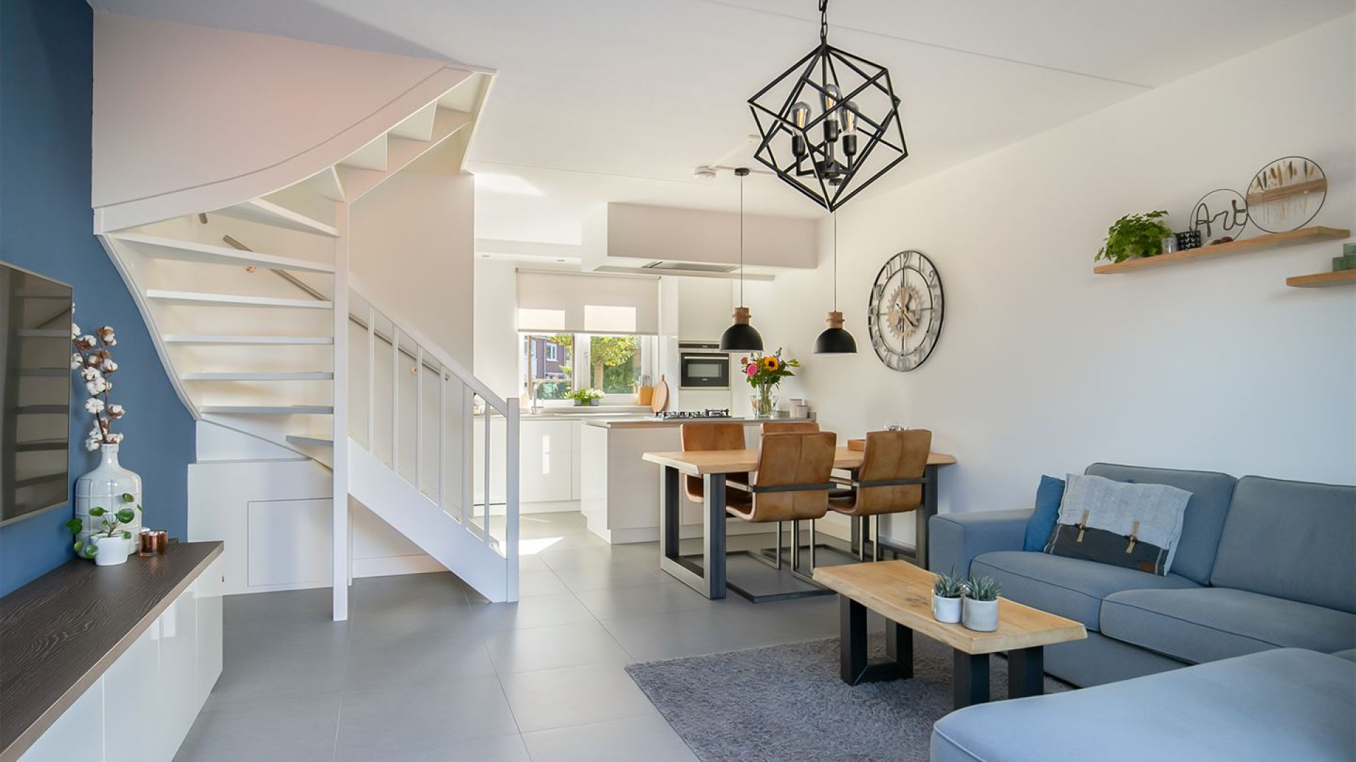 BINNENKIJKEN in de woning waar Gouden Medaille winnaar Harrie Lavreysen en zijn vriendin Noor wonen. Zie foto's 6