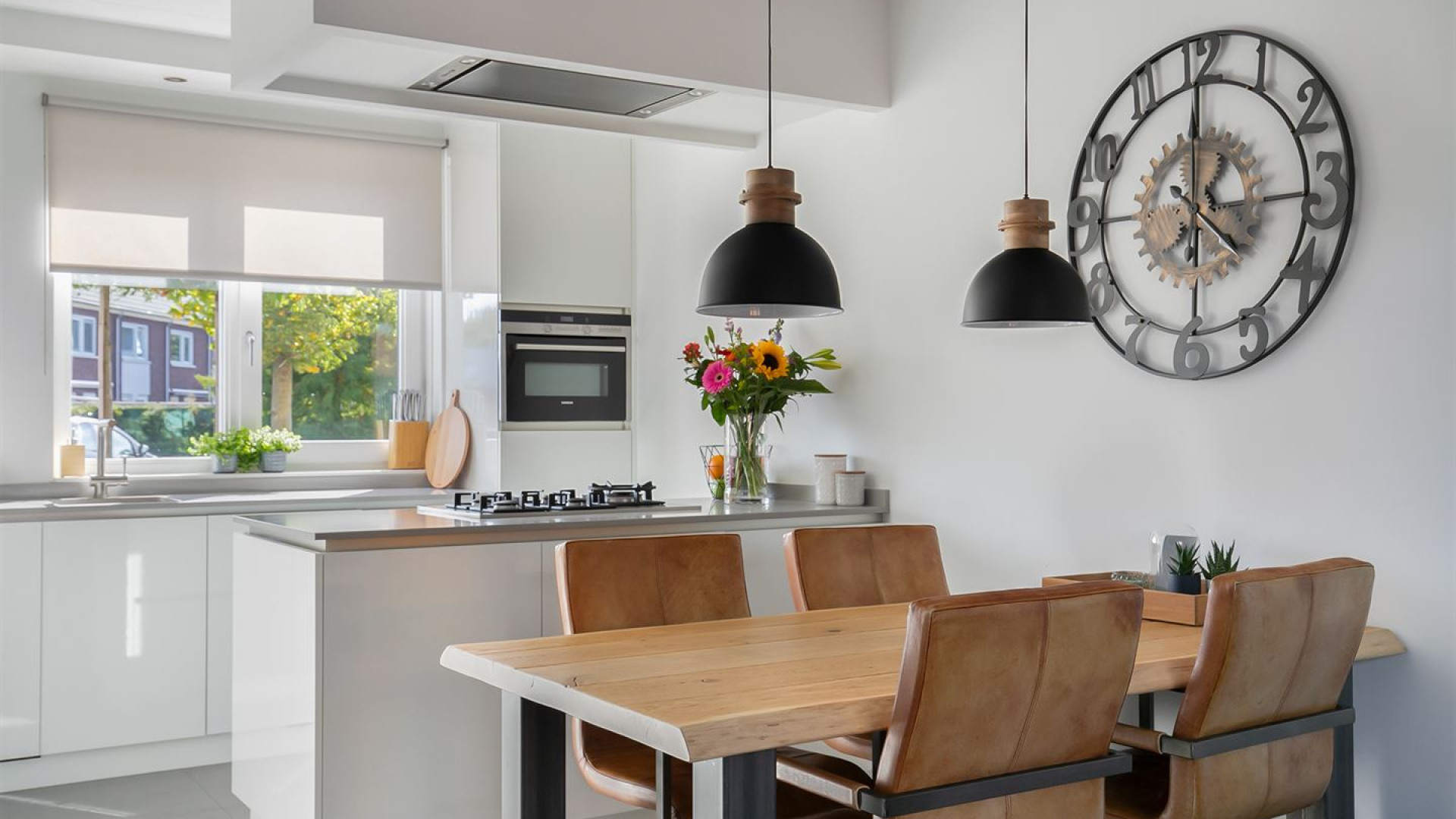 BINNENKIJKEN in de woning waar Gouden Medaille winnaar Harrie Lavreysen en zijn vriendin Noor wonen. Zie foto's 9