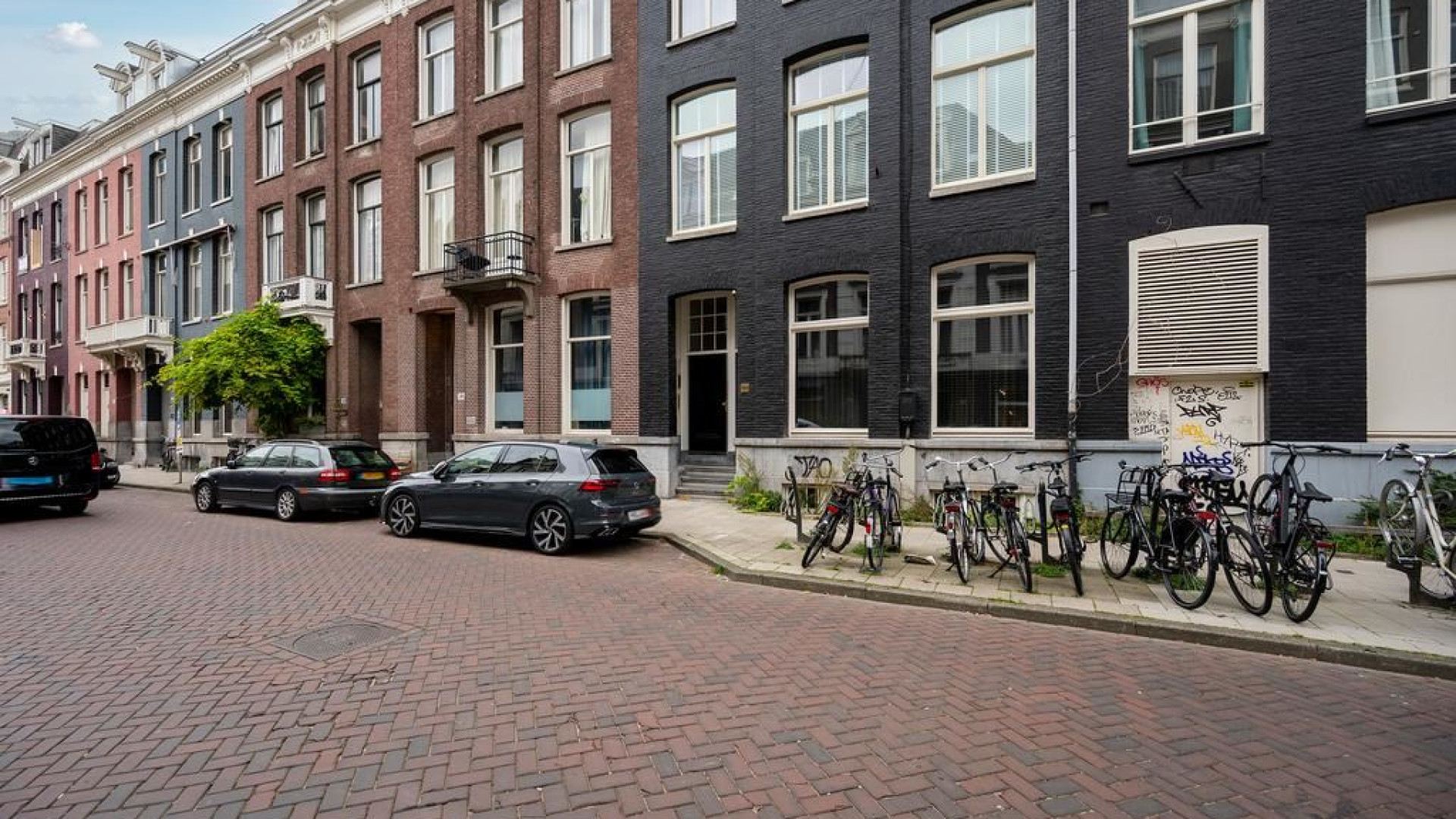 Ajax speler Steven Bergwijn verhuurt zijn luxe optrekje aan de PC Hooftstraat in Amsterdam. Zie foto's 3