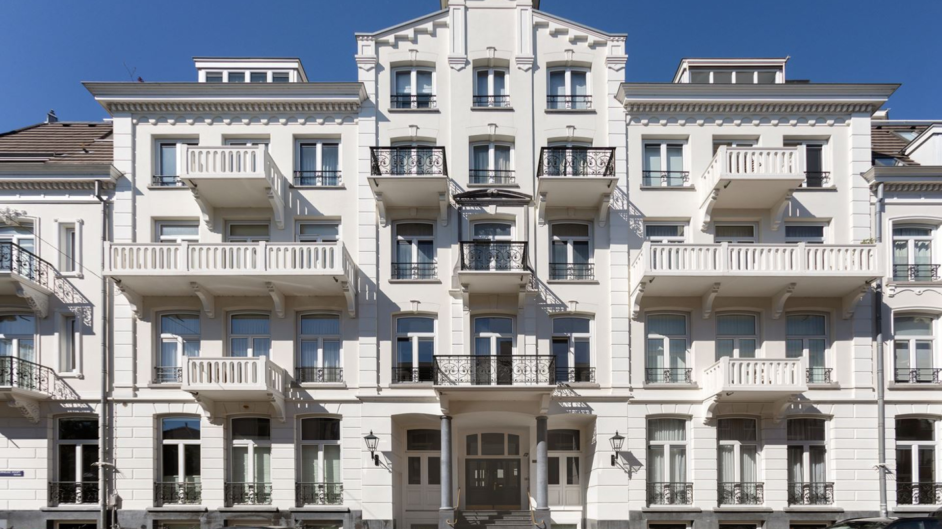 Filmproducent Rob Houwer zet zijn zeer luxe appartement in de PC Hooftstraat Amsterdam te koop. Zie foto's 2
