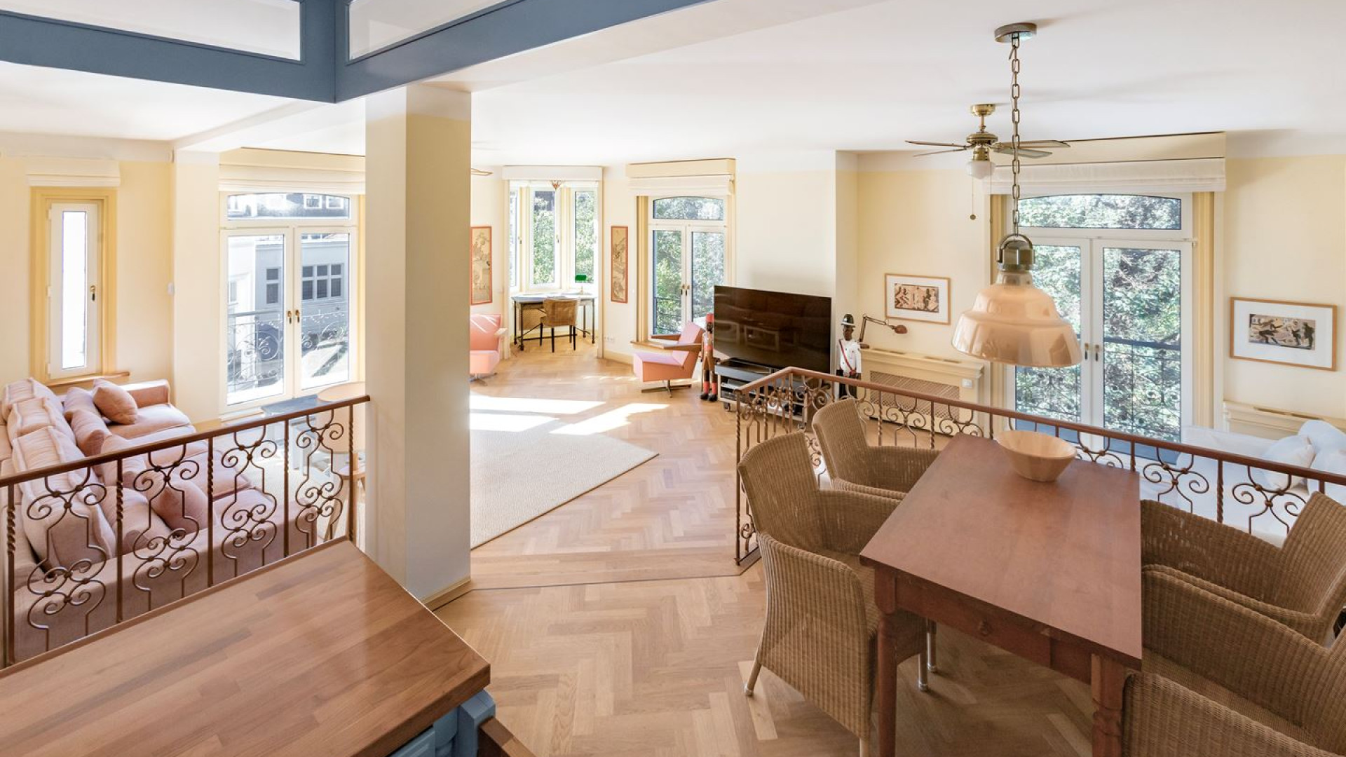 Filmproducent Rob Houwer zet zijn zeer luxe appartement in de PC Hooftstraat Amsterdam te koop. Zie foto's 7