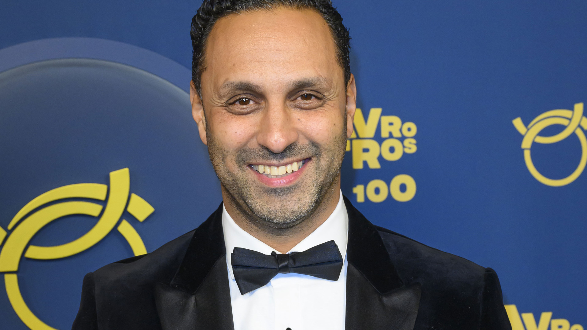 Voormalig advocaat en tv presentator Khalid Kasem zet zijn gemeubileerde appartement te huur.  Zie foto's 1