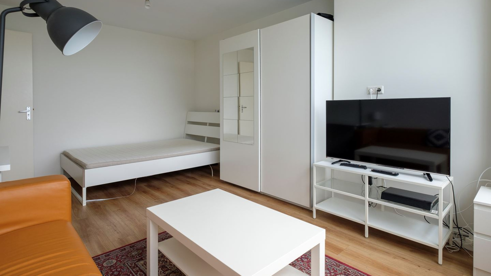 Voormalig advocaat en tv presentator Khalid Kasem zet zijn gemeubileerde appartement te huur.  Zie foto's 2