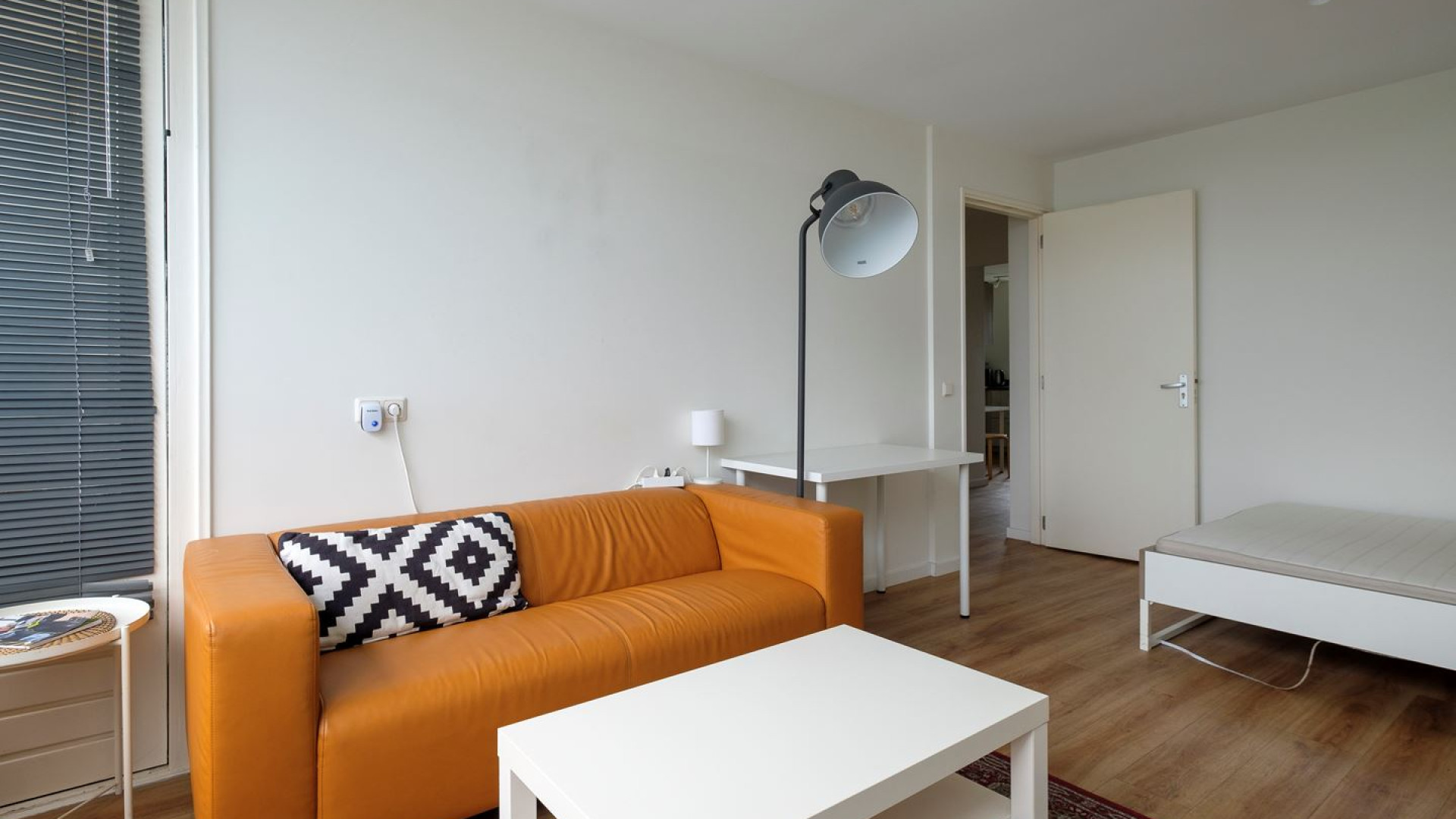 Voormalig advocaat en tv presentator Khalid Kasem zet zijn gemeubileerde appartement te huur.  Zie foto's 3