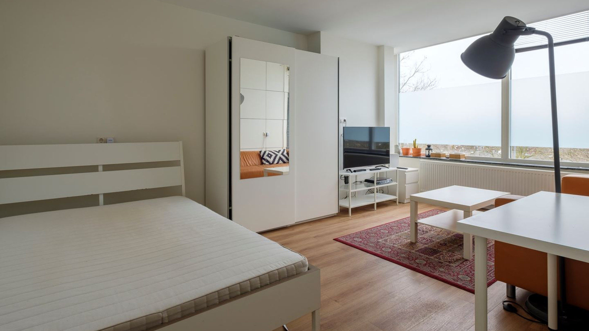 Voormalig advocaat en tv presentator Khalid Kasem zet zijn gemeubileerde appartement te huur.  Zie foto's 4