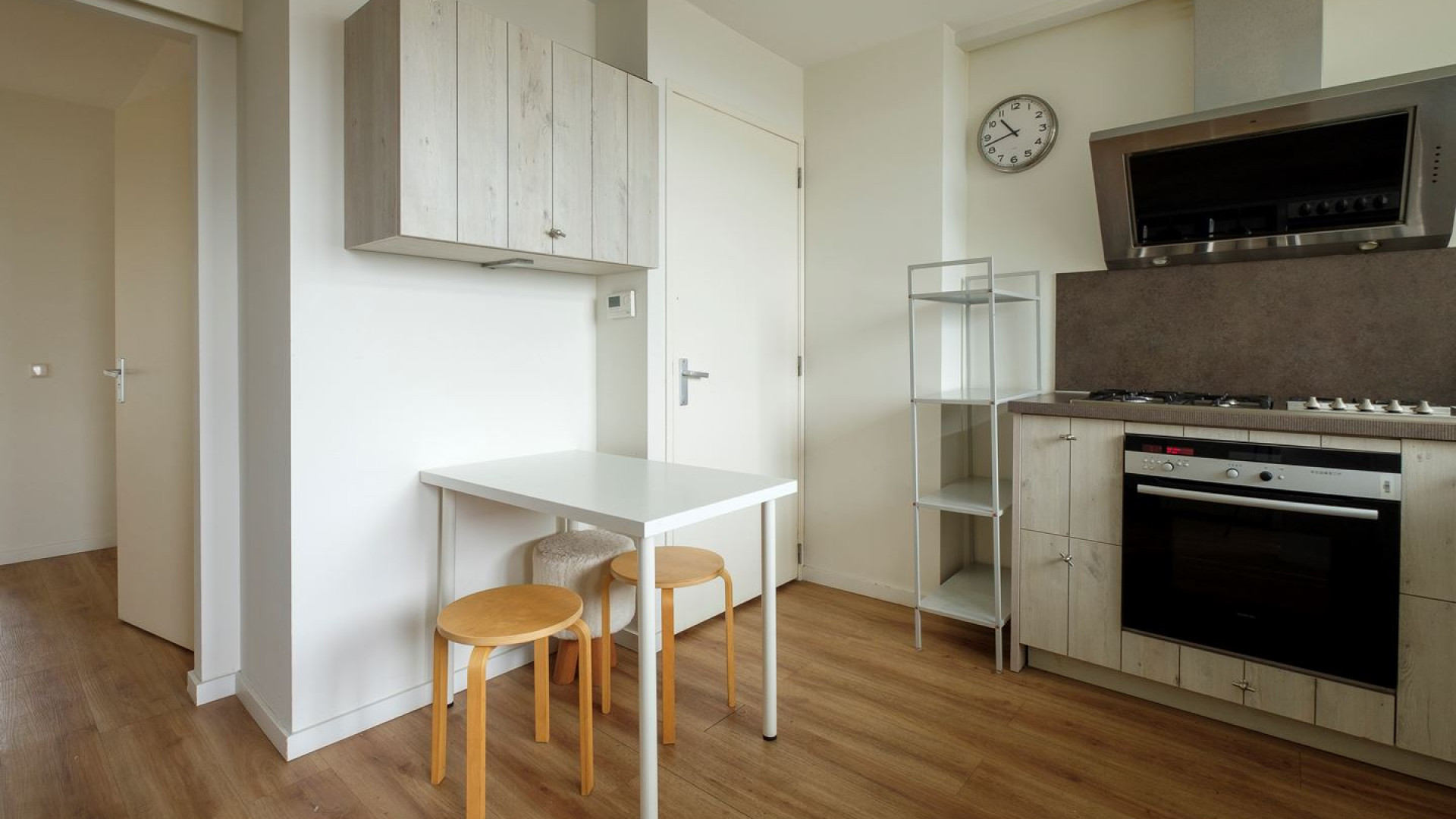 Voormalig advocaat en tv presentator Khalid Kasem zet zijn gemeubileerde appartement te huur.  Zie foto's 7