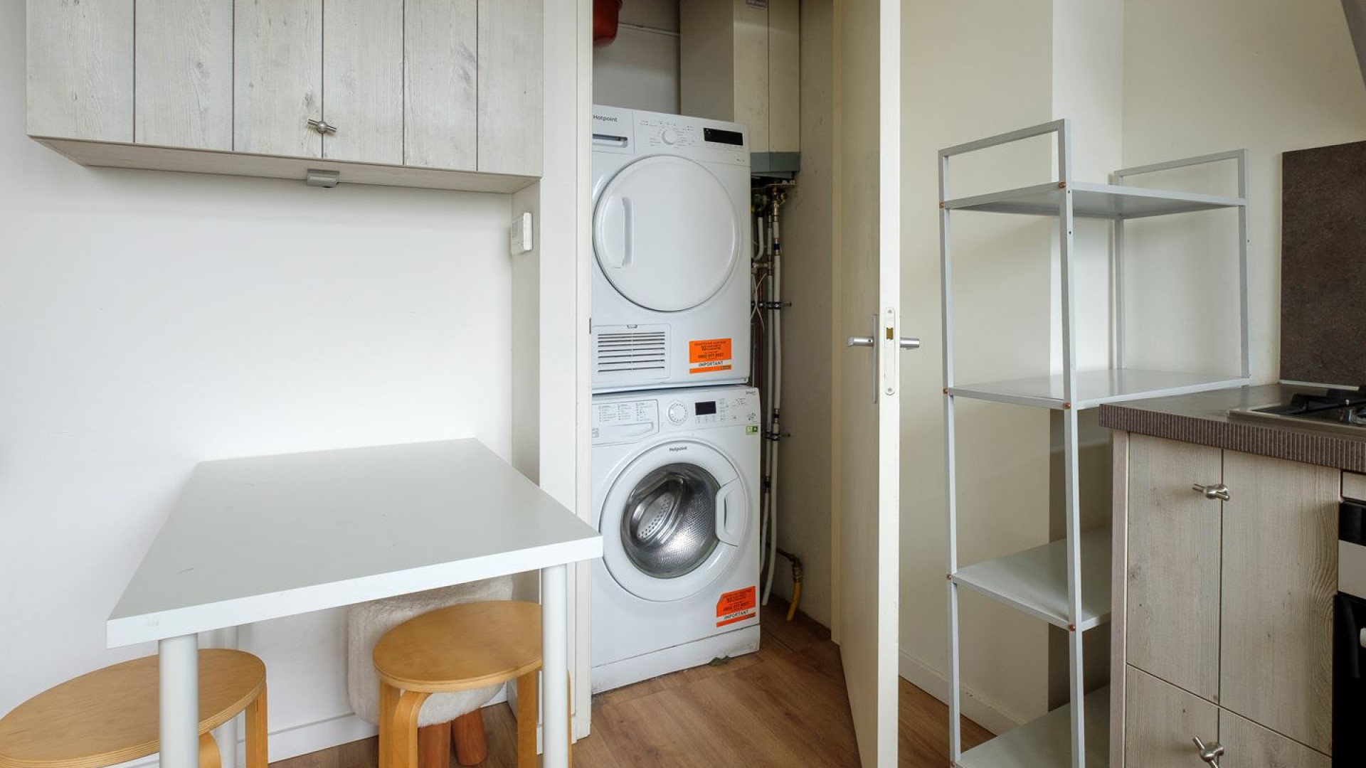 Voormalig advocaat en tv presentator Khalid Kasem zet zijn gemeubileerde appartement te huur.  Zie foto's 6