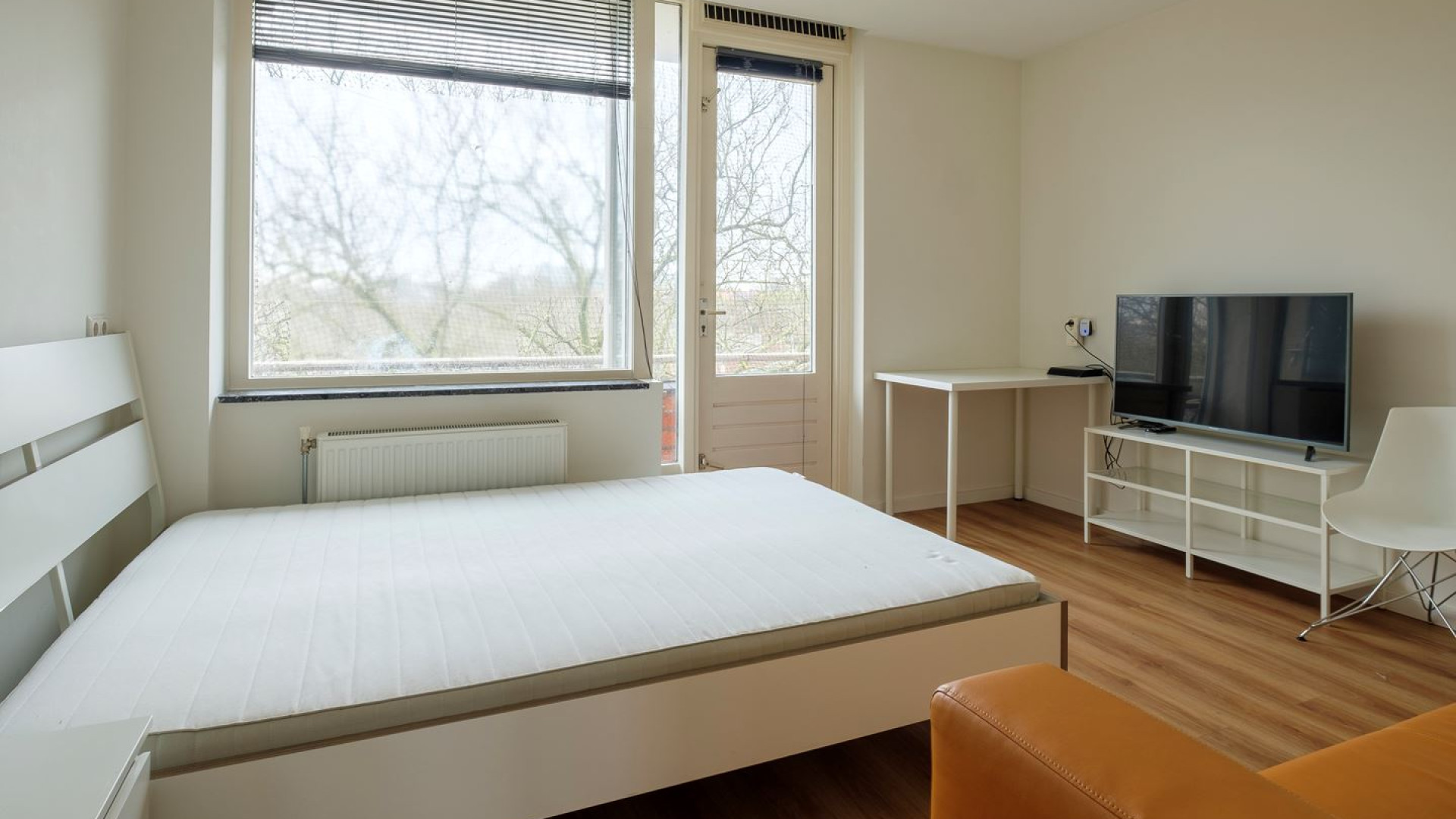 Voormalig advocaat en tv presentator Khalid Kasem zet zijn gemeubileerde appartement te huur.  Zie foto's 9