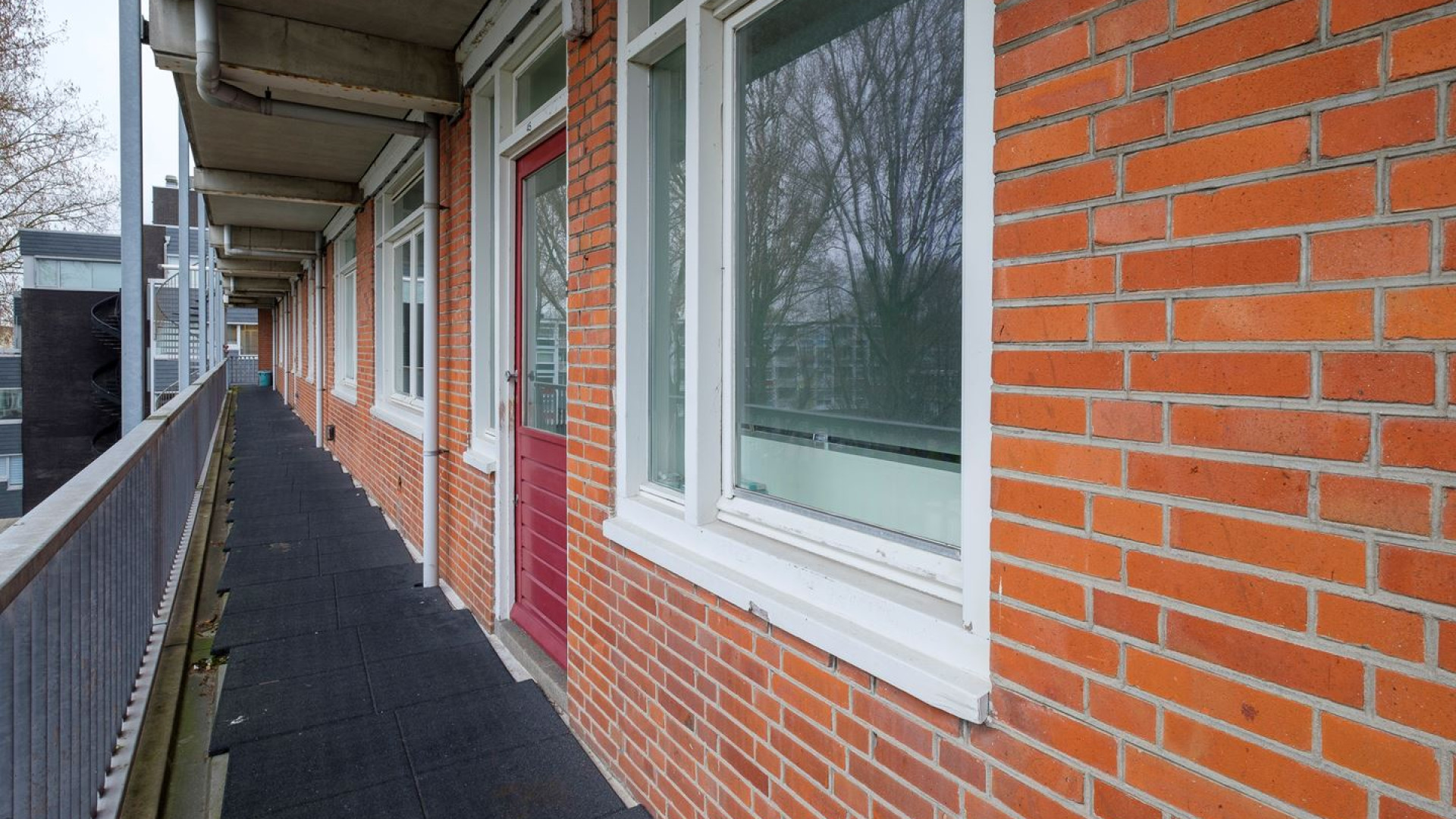 Voormalig advocaat en tv presentator Khalid Kasem zet zijn gemeubileerde appartement te huur.  Zie foto's 11