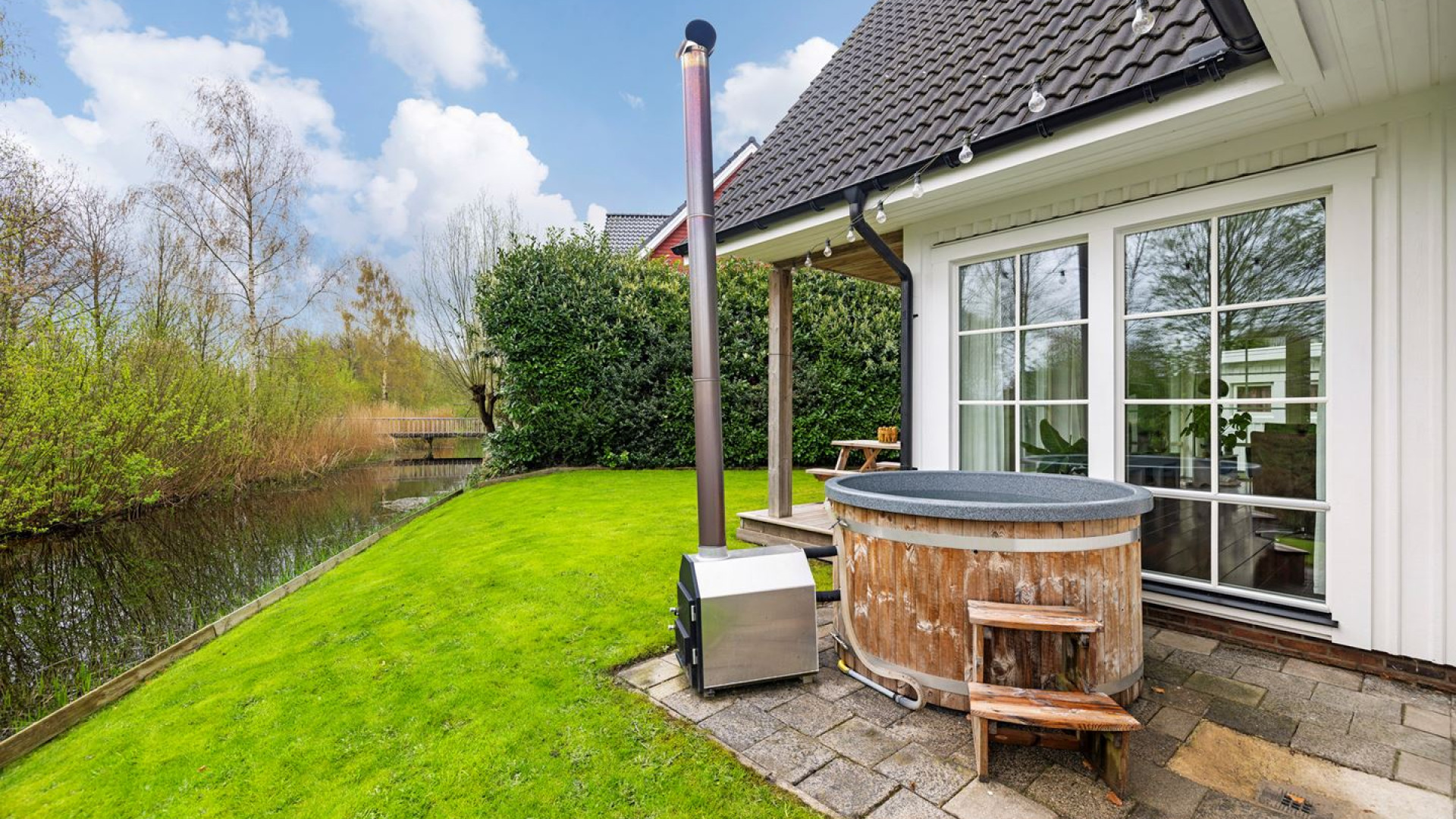 Vandaag Inside vijand Roos Schlikker blijkt ware pandjesbaas en koopt recent deze prachtige woning in Heerenveen . Zie foto's 3