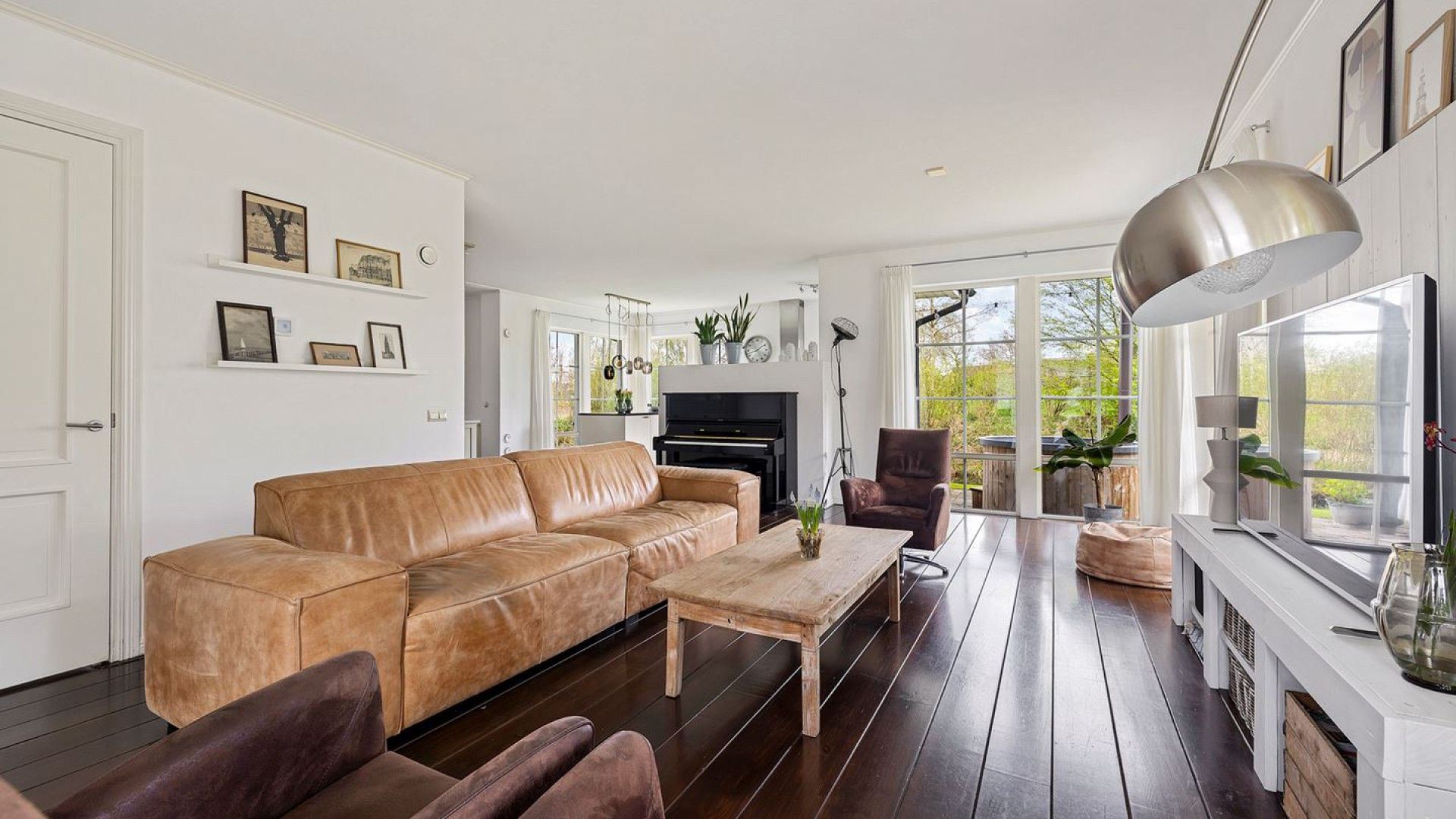 Vandaag Inside vijand Roos Schlikker blijkt ware pandjesbaas en koopt recent deze prachtige woning in Heerenveen . Zie foto's 7